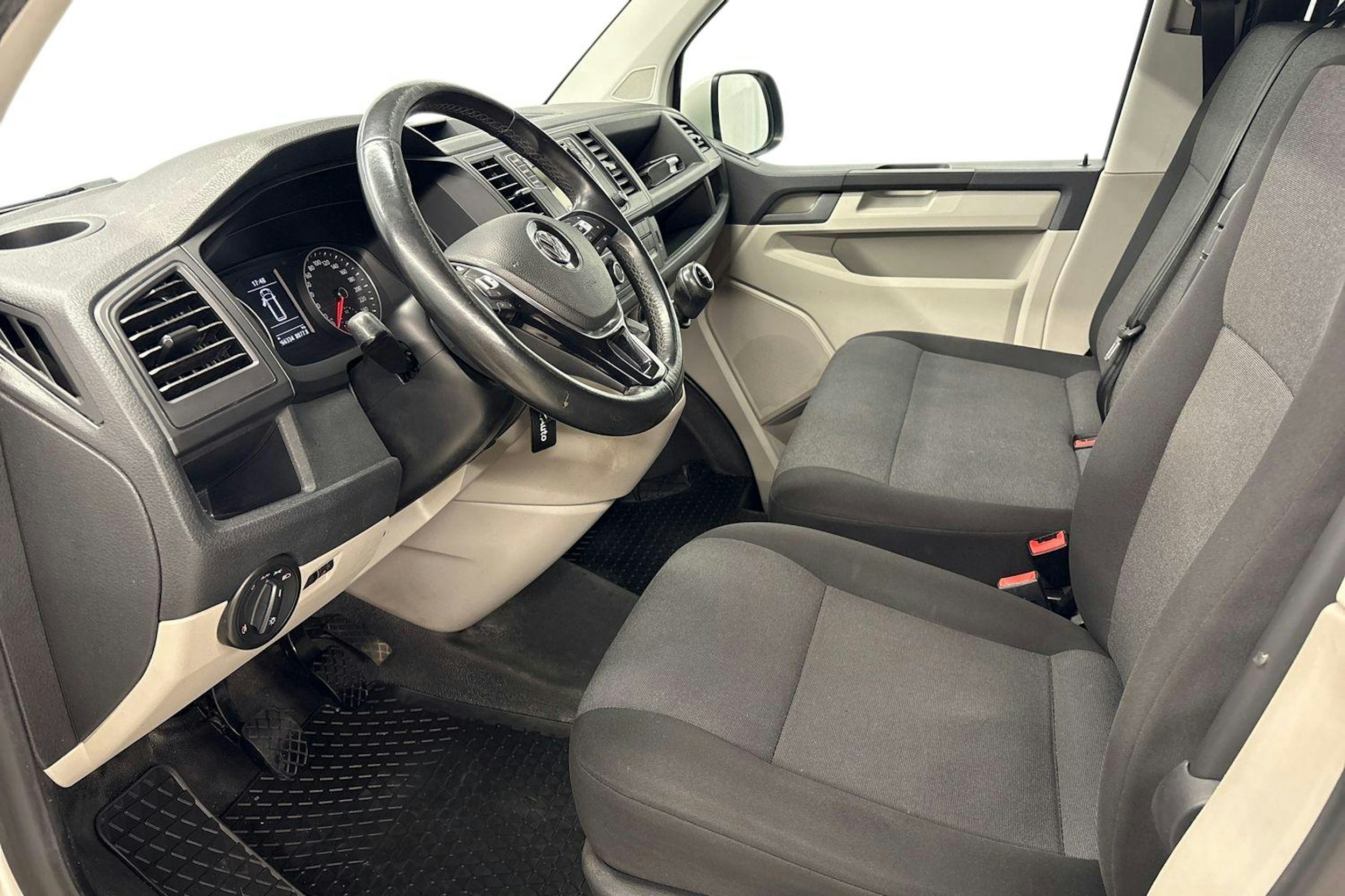 valkoinen Volkswagen Transporter 2018 kuva 6.