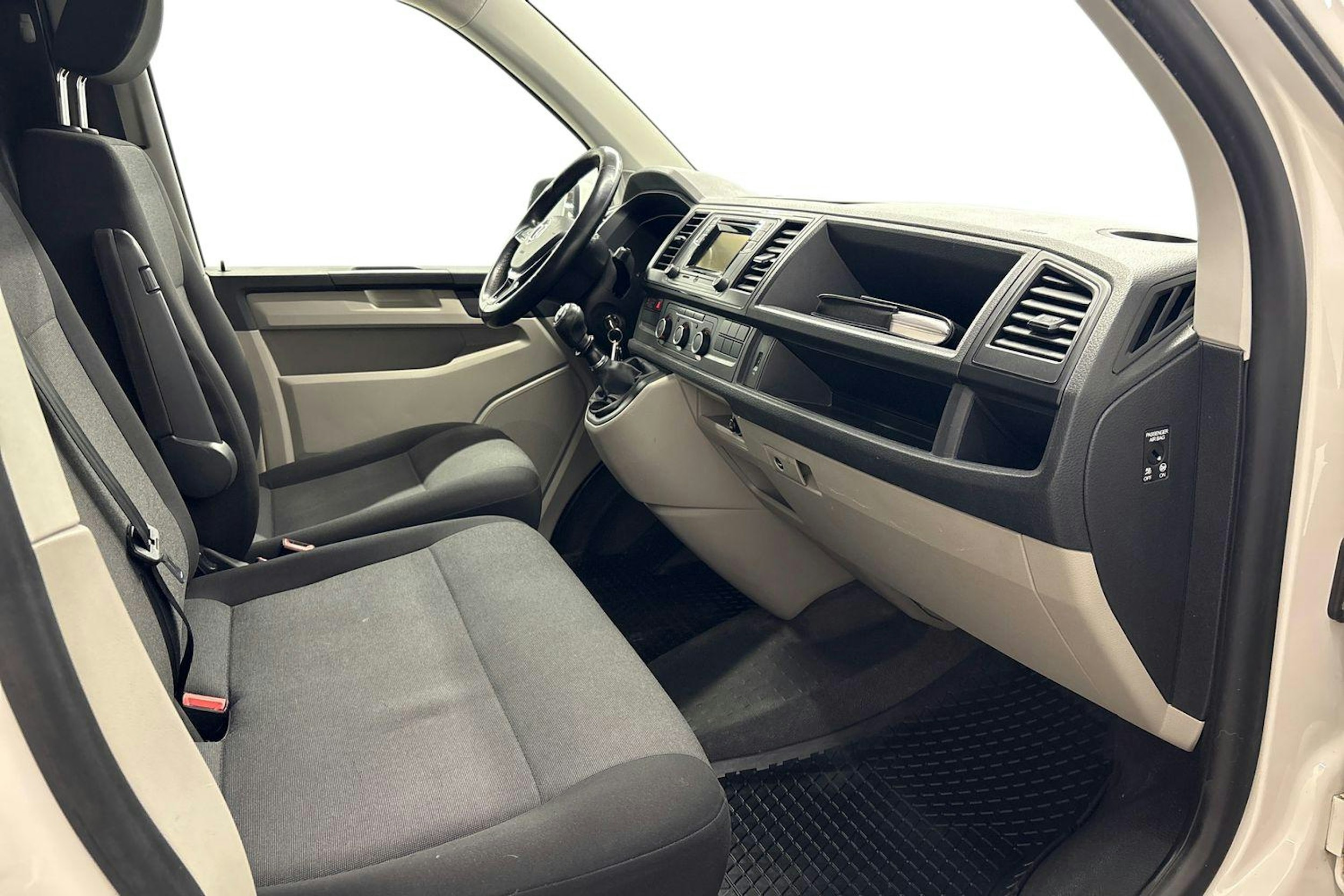 valkoinen Volkswagen Transporter 2018 kuva 7.