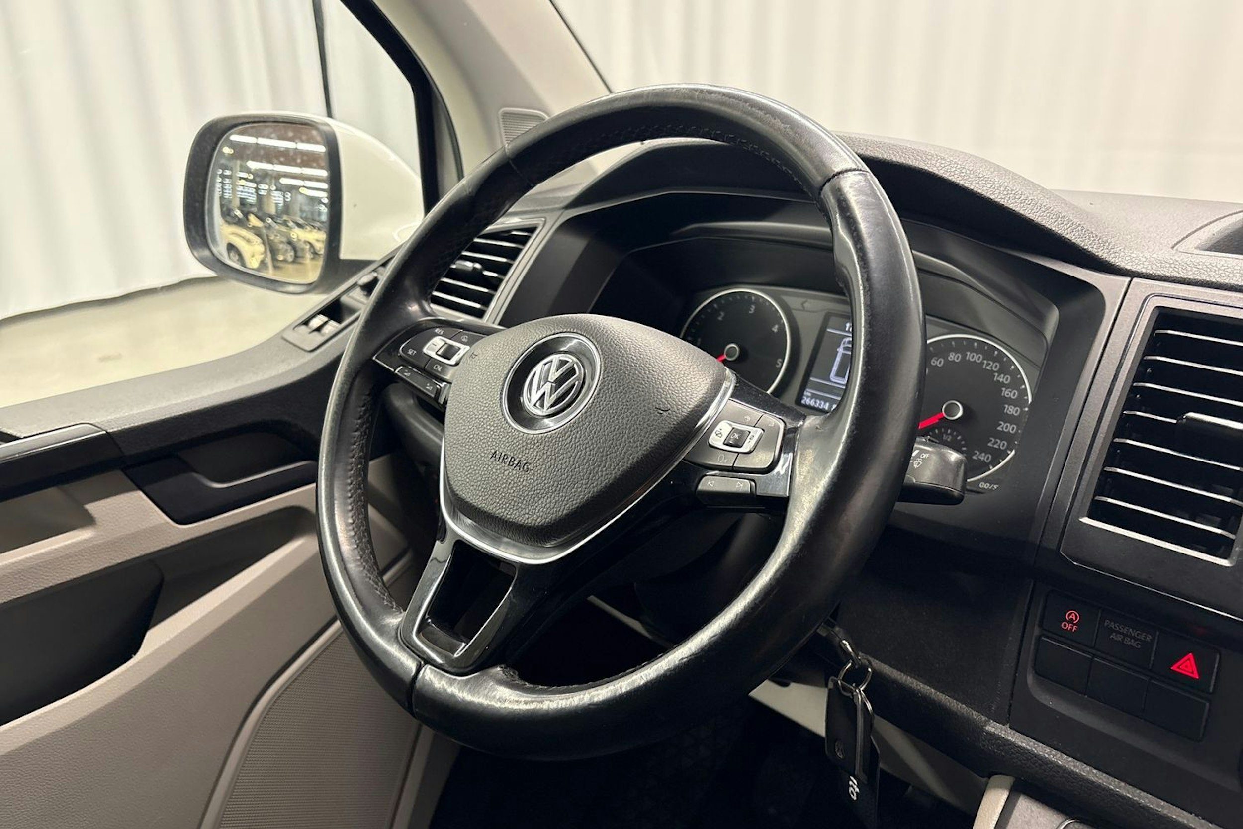 valkoinen Volkswagen Transporter 2018 kuva 10.