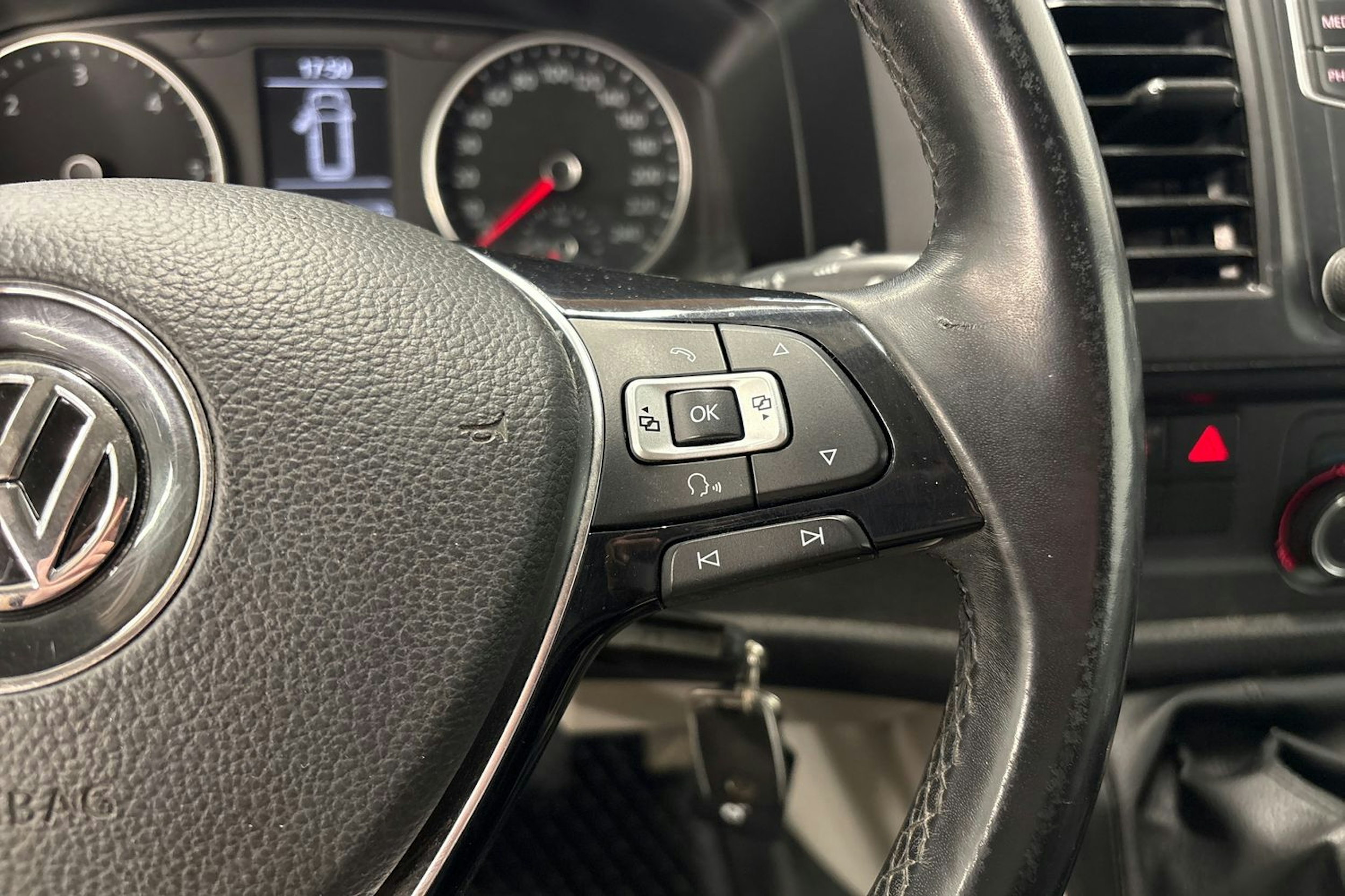 valkoinen Volkswagen Transporter 2018 kuva 12.