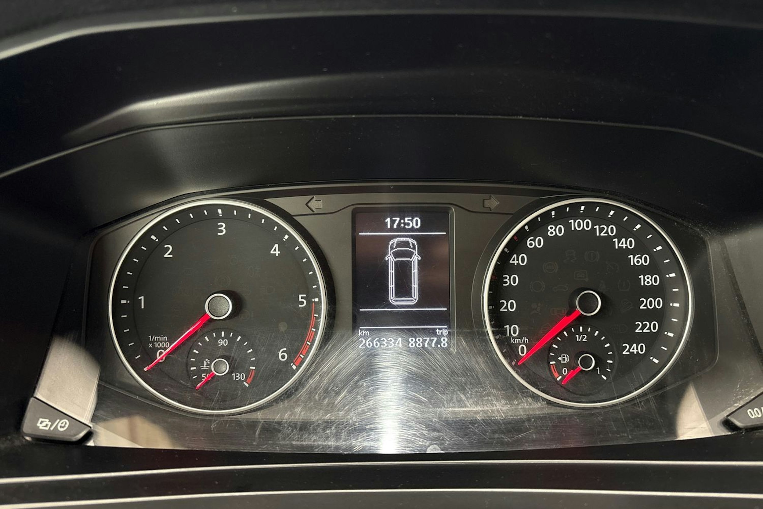 valkoinen Volkswagen Transporter 2018 kuva 13.