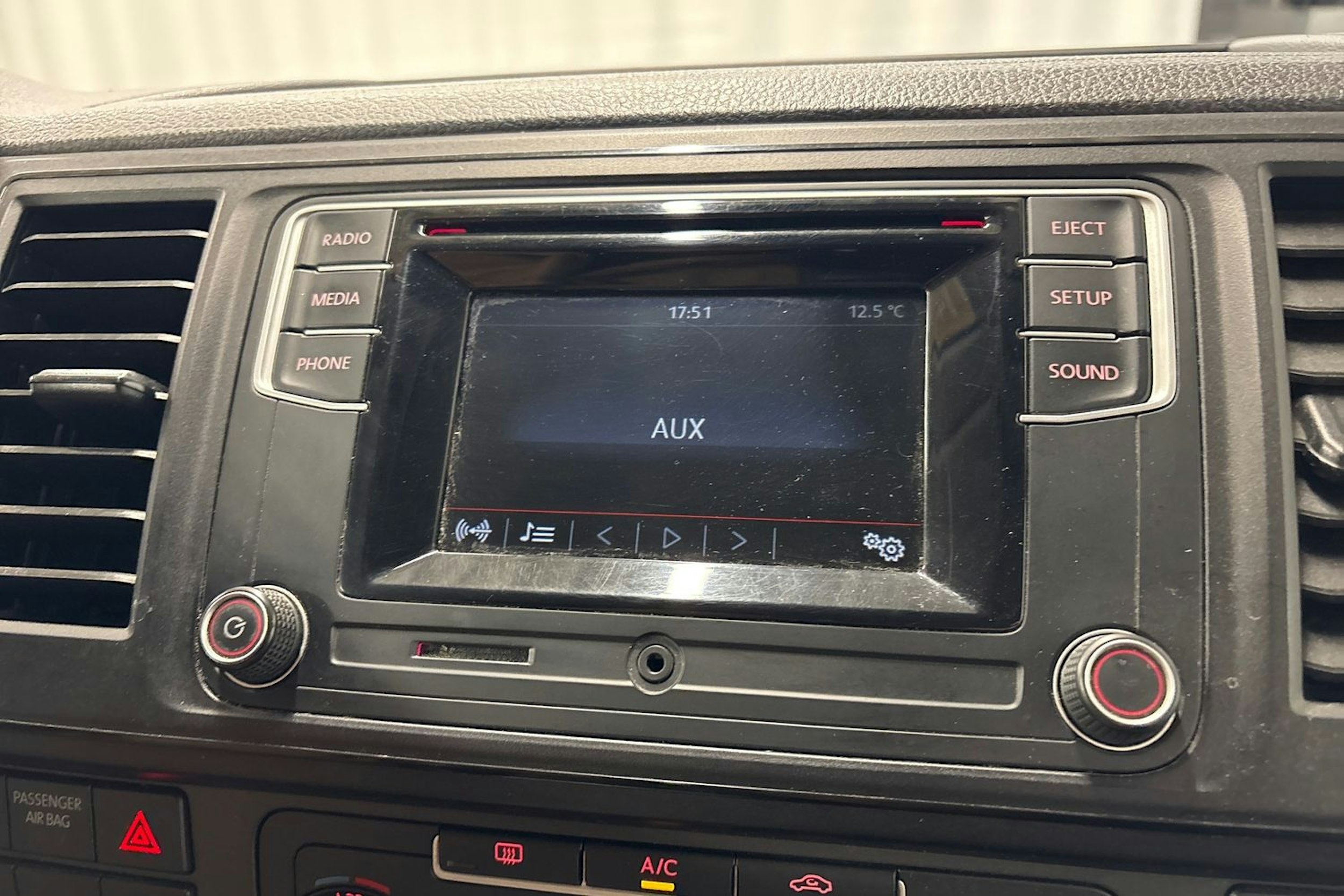 valkoinen Volkswagen Transporter 2018 kuva 15.