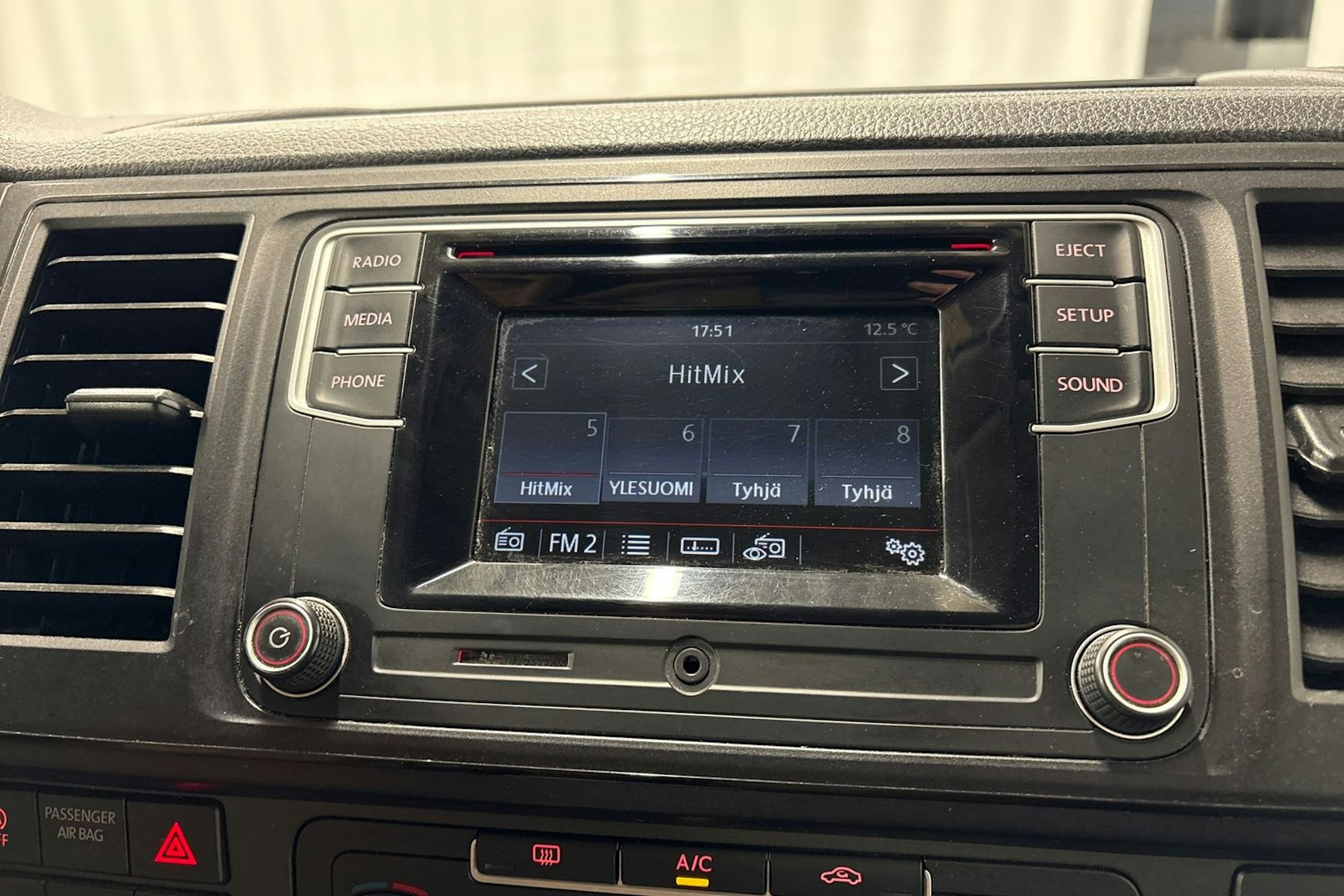 valkoinen Volkswagen Transporter 2018 kuva 16.