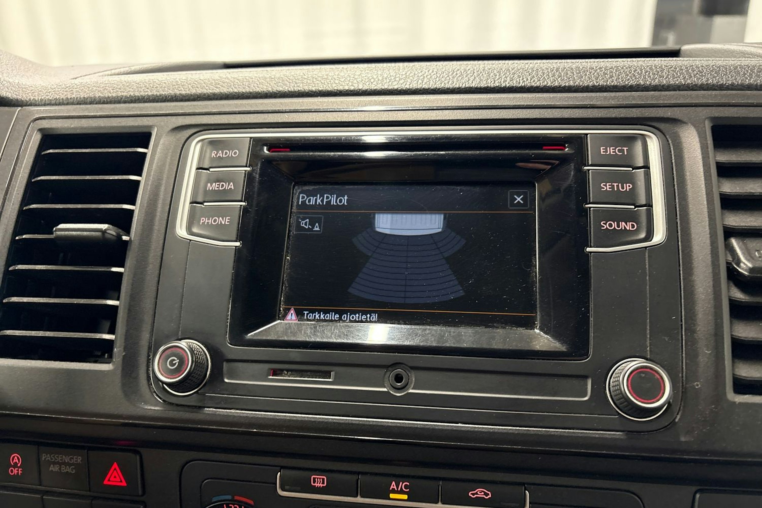 valkoinen Volkswagen Transporter 2018 kuva 17.