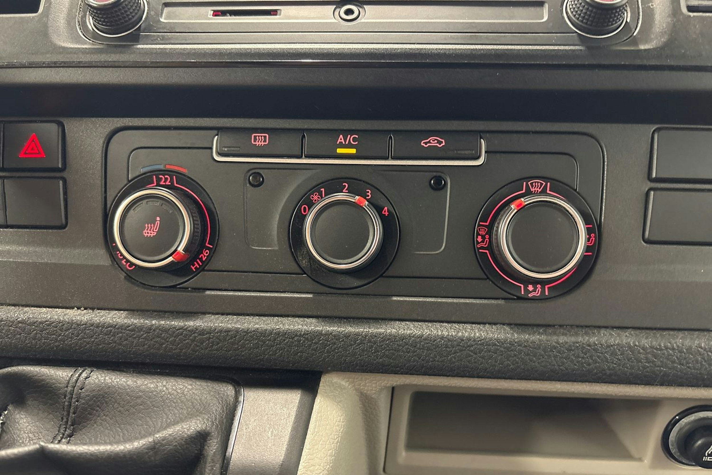 valkoinen Volkswagen Transporter 2018 kuva 18.