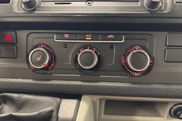 valkoinen Volkswagen Transporter 2018 kuva 18.