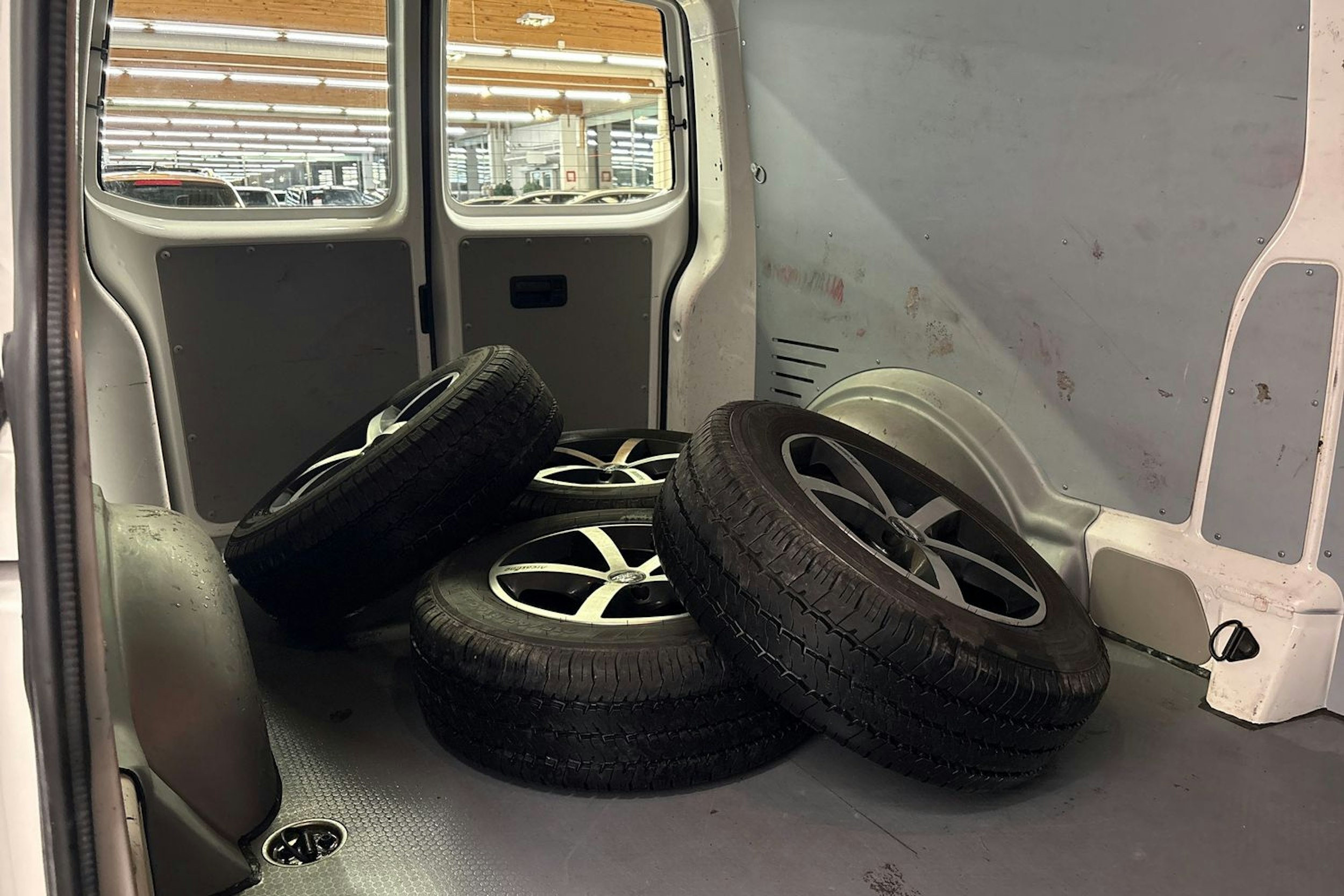 valkoinen Volkswagen Transporter 2018 kuva 19.