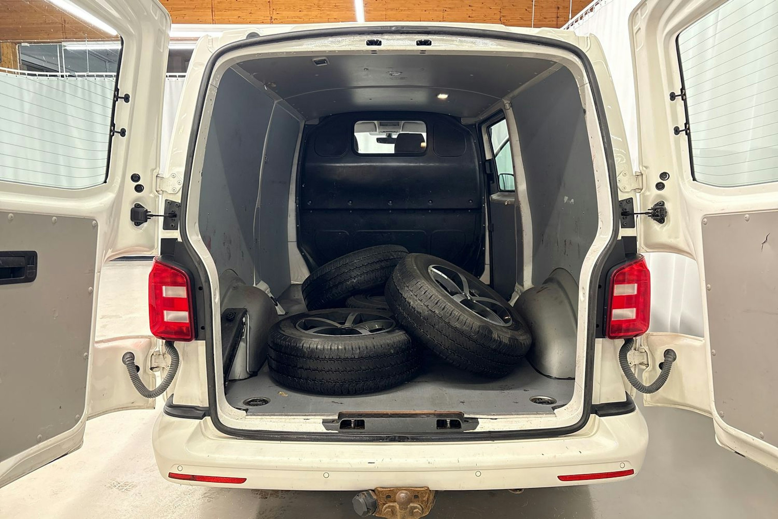 valkoinen Volkswagen Transporter 2018 kuva 20.