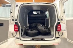 valkoinen Volkswagen Transporter 2018 kuva 20.