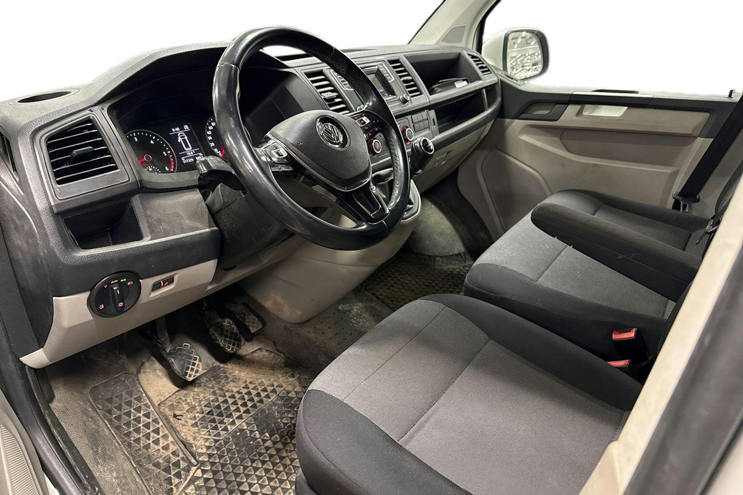 valkoinen Volkswagen Transporter 2018 kuva 3.