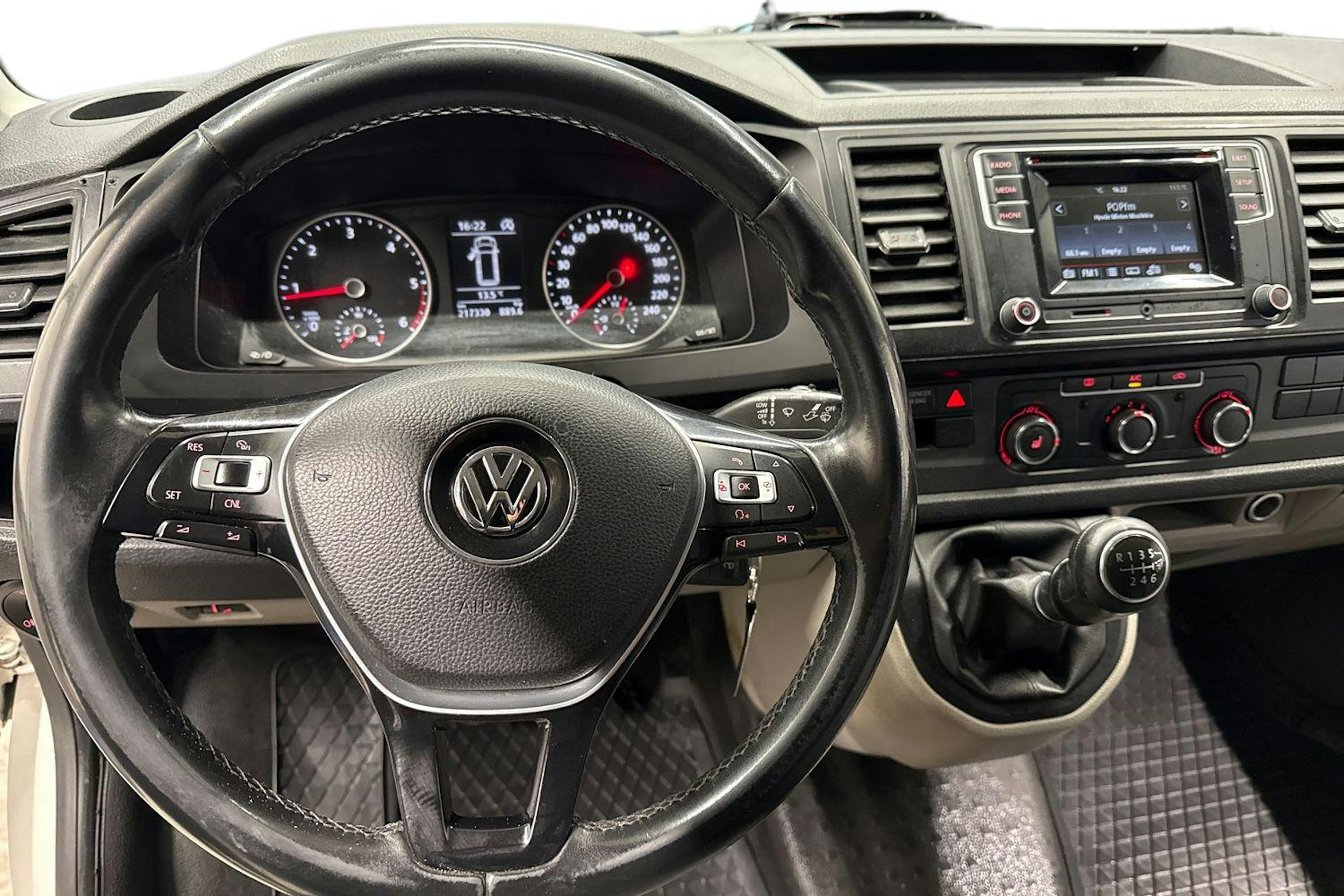 valkoinen Volkswagen Transporter 2018 kuva 9.