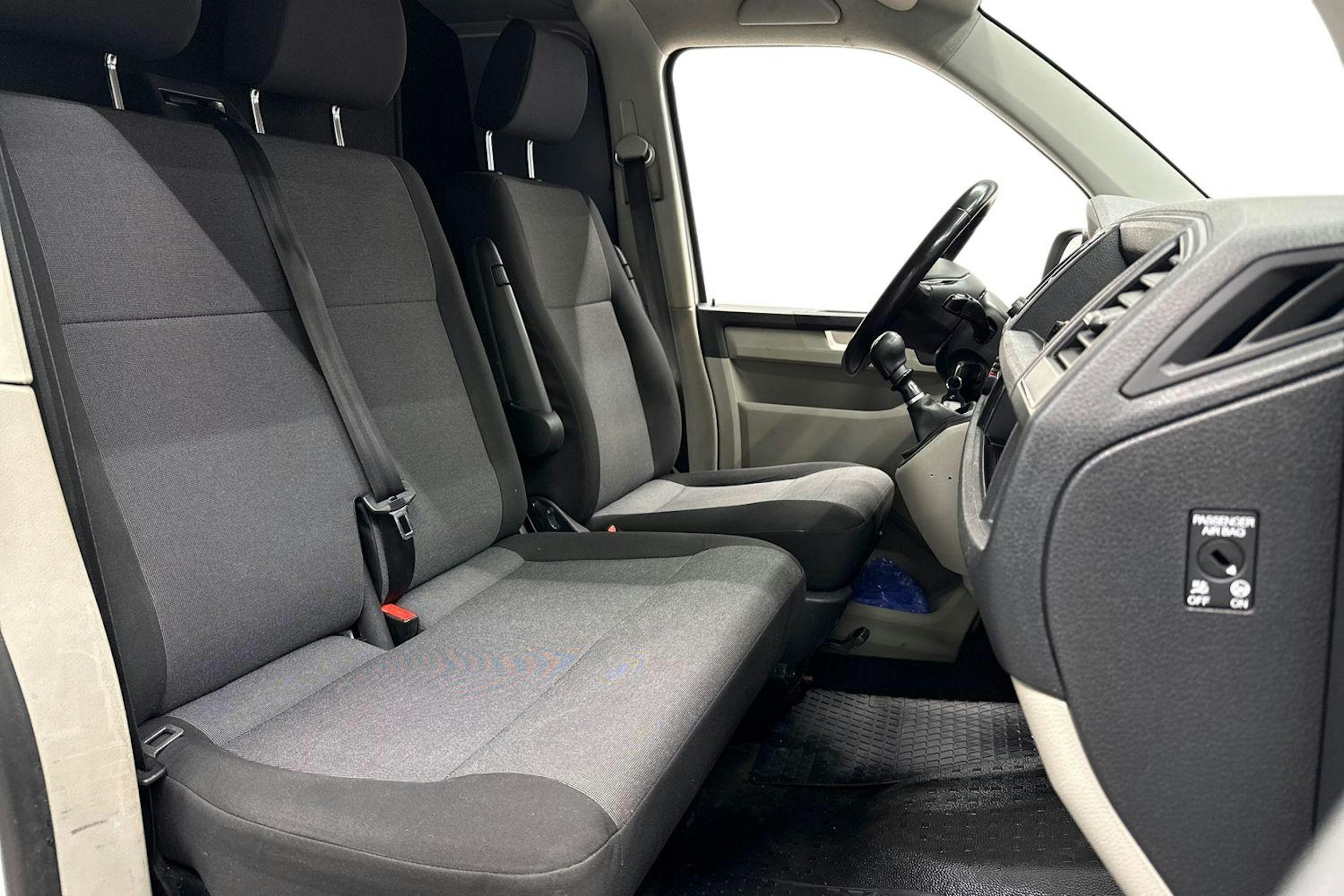 valkoinen Volkswagen Transporter 2018 kuva 11.