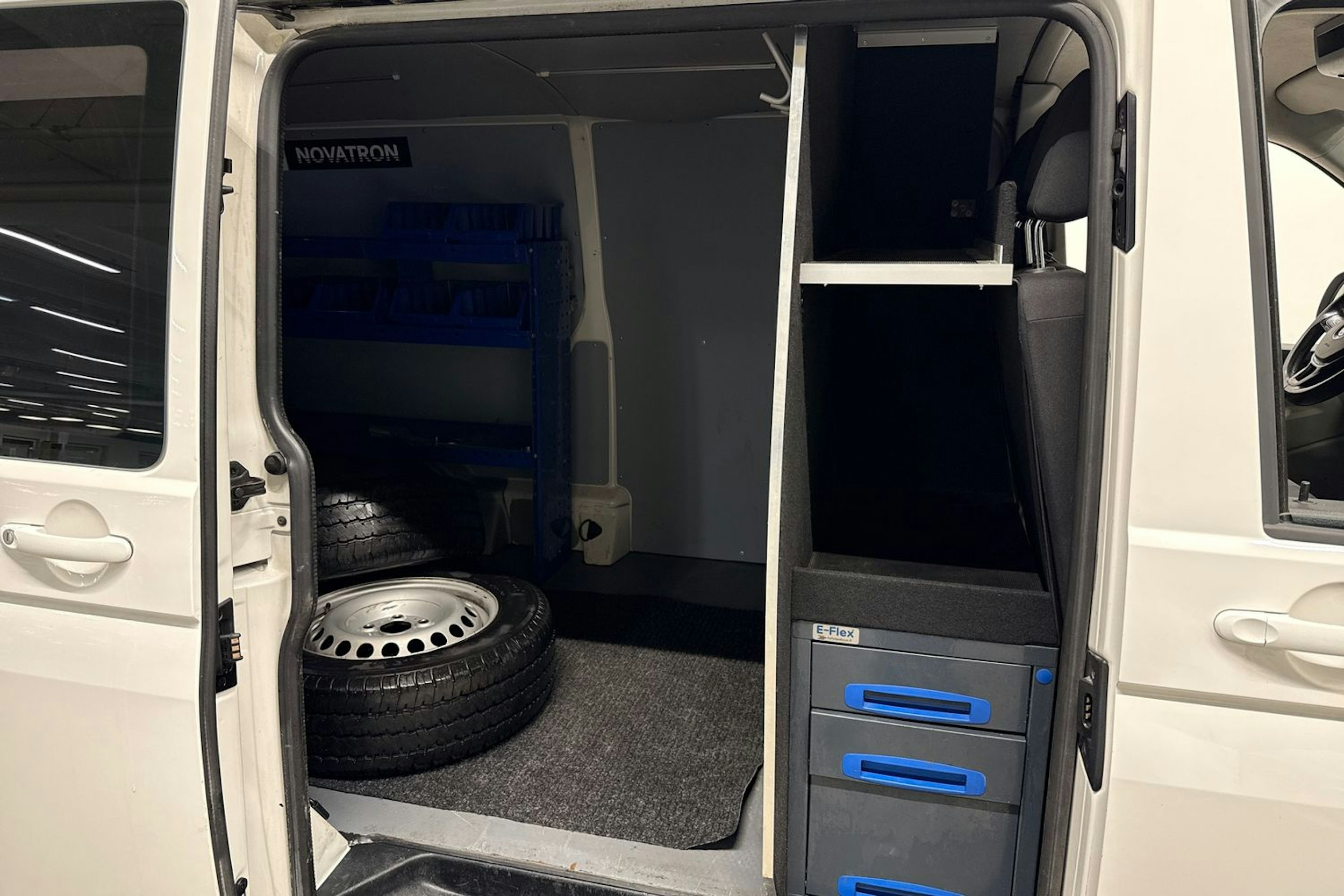 valkoinen Volkswagen Transporter 2018 kuva 13.