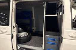 valkoinen Volkswagen Transporter 2018 kuva 13.