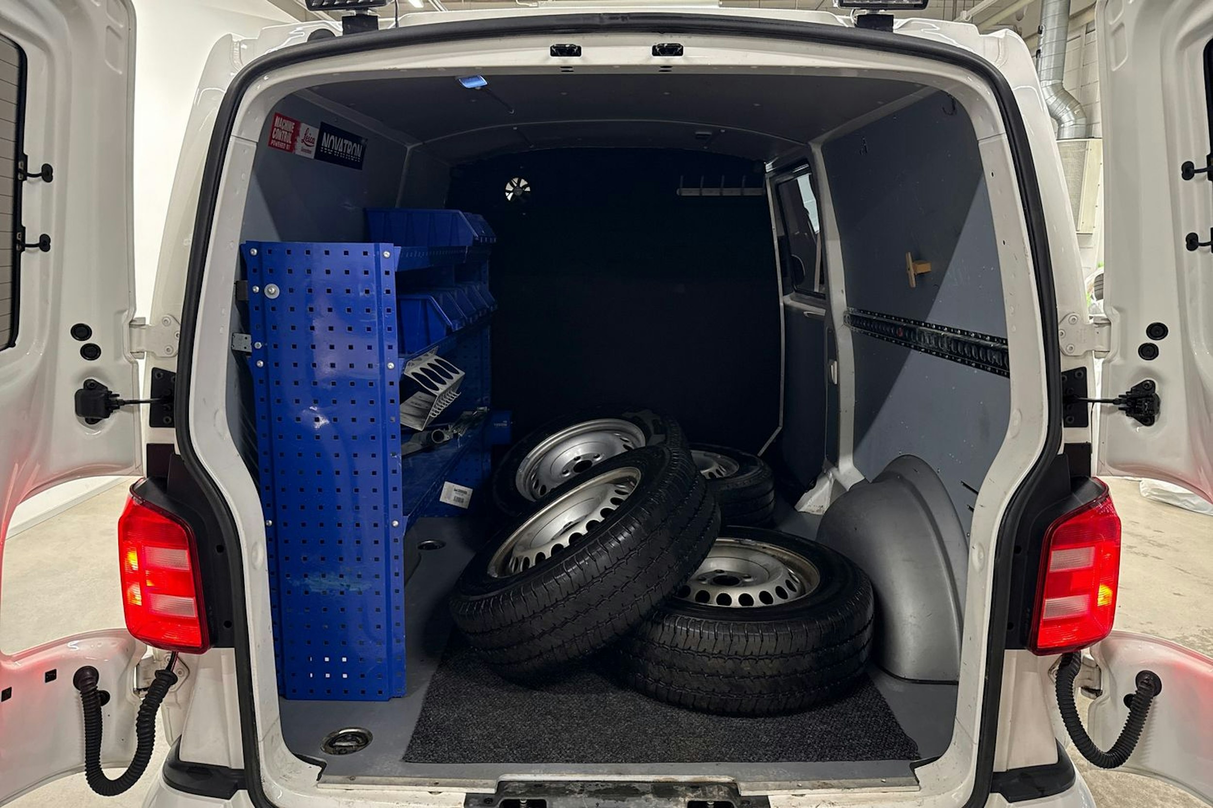 valkoinen Volkswagen Transporter 2018 kuva 17.