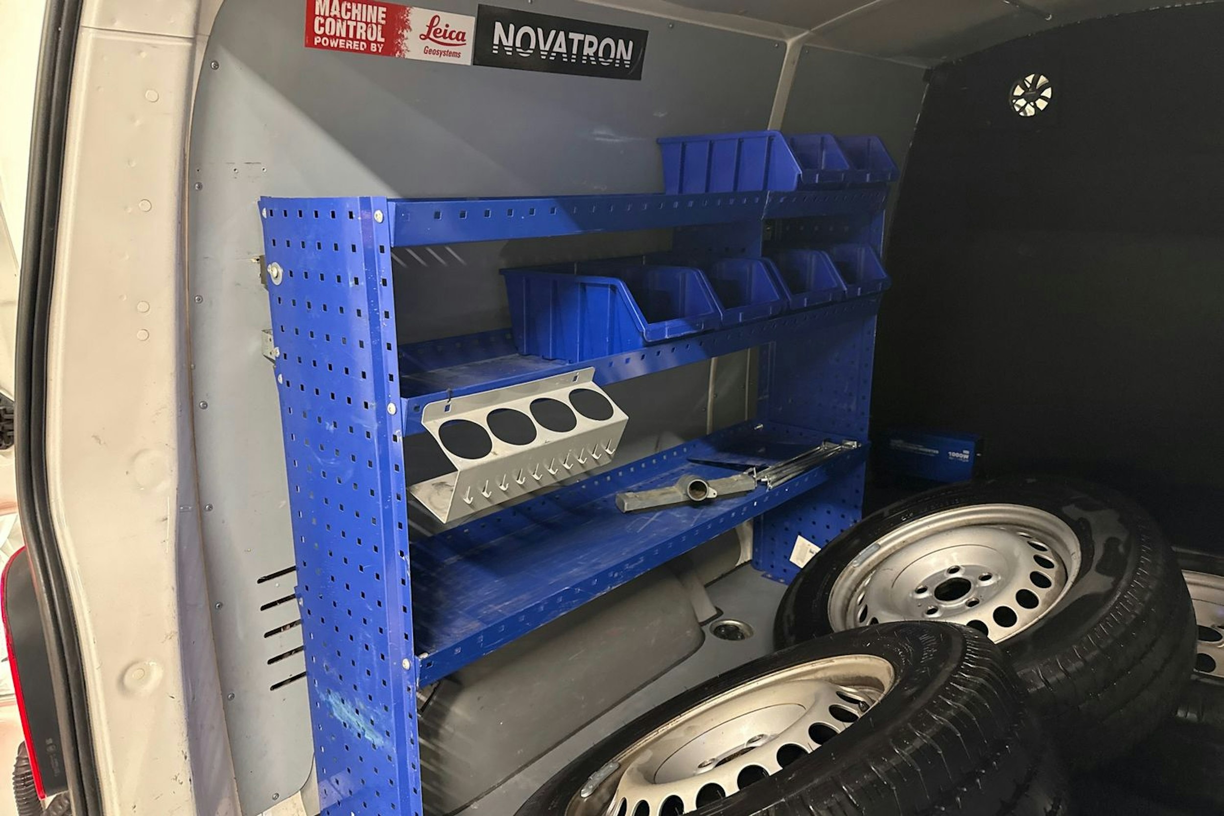 valkoinen Volkswagen Transporter 2018 kuva 18.