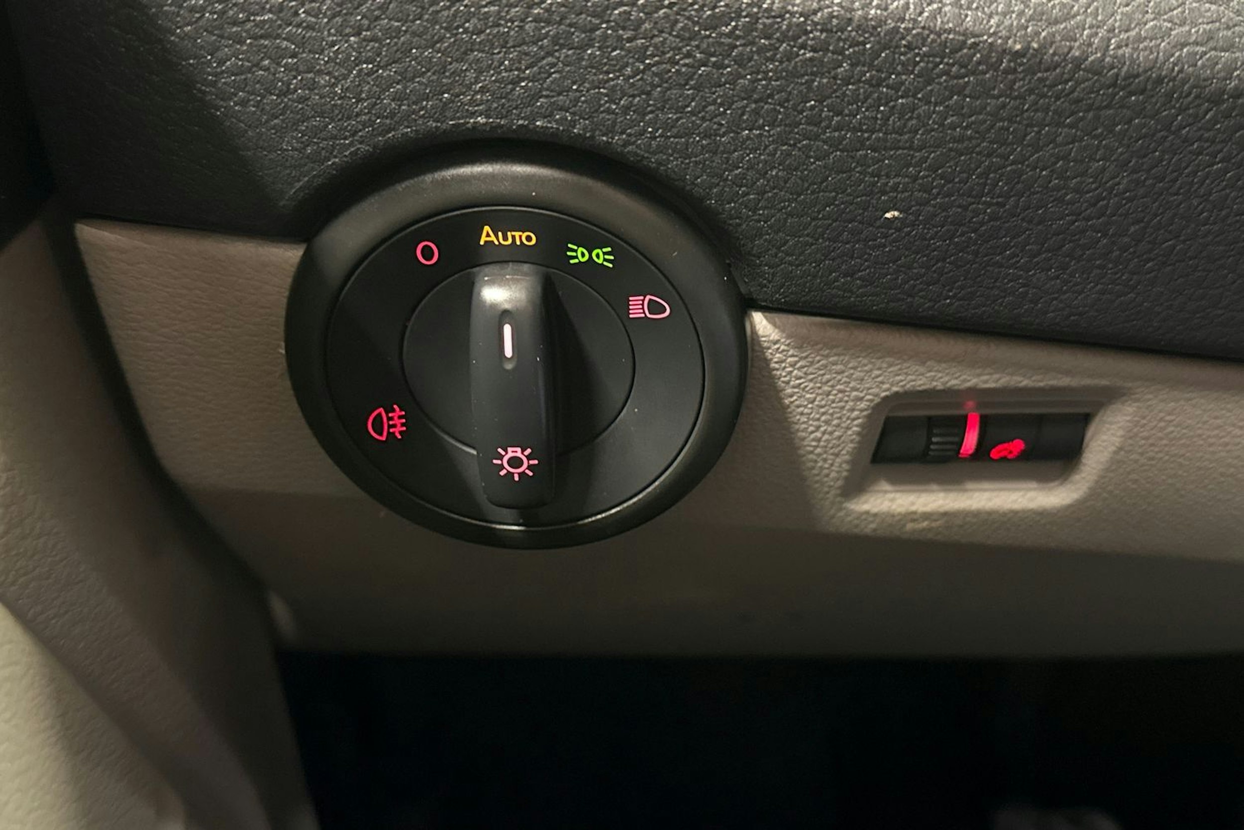 valkoinen Volkswagen Transporter 2018 kuva 22.