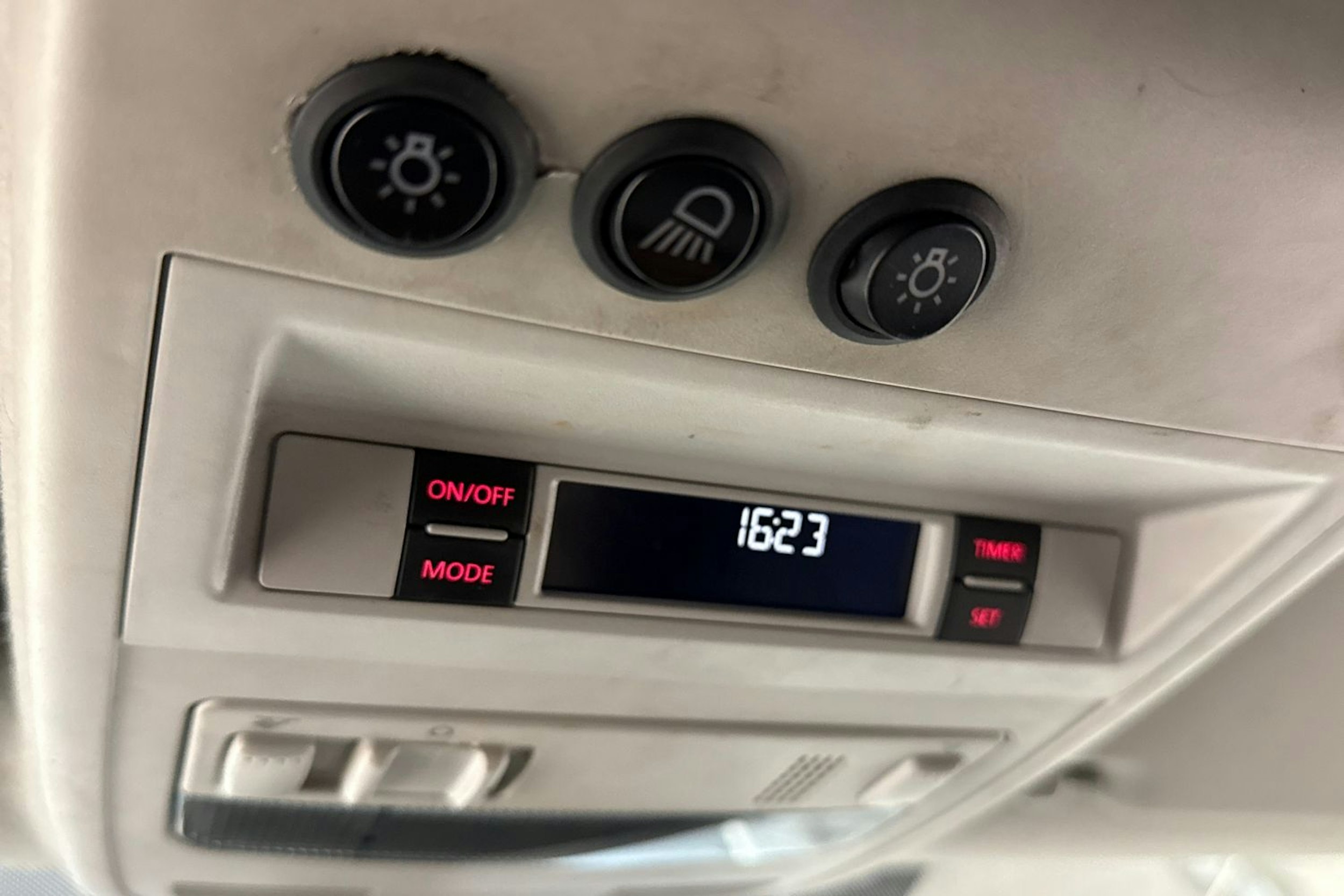 valkoinen Volkswagen Transporter 2018 kuva 24.