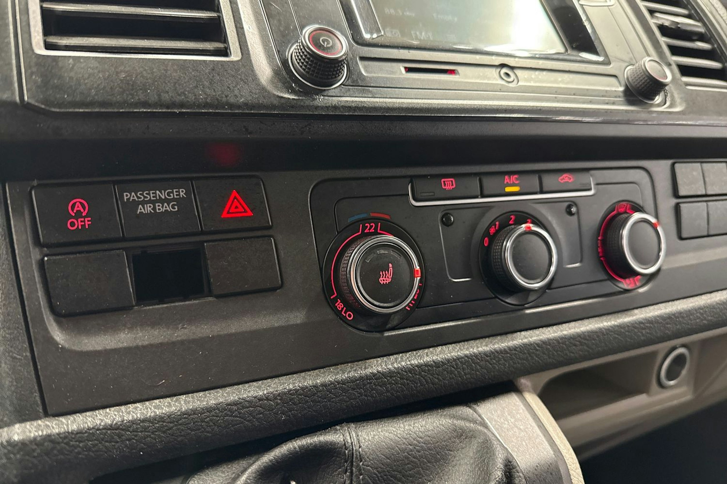 valkoinen Volkswagen Transporter 2018 kuva 25.