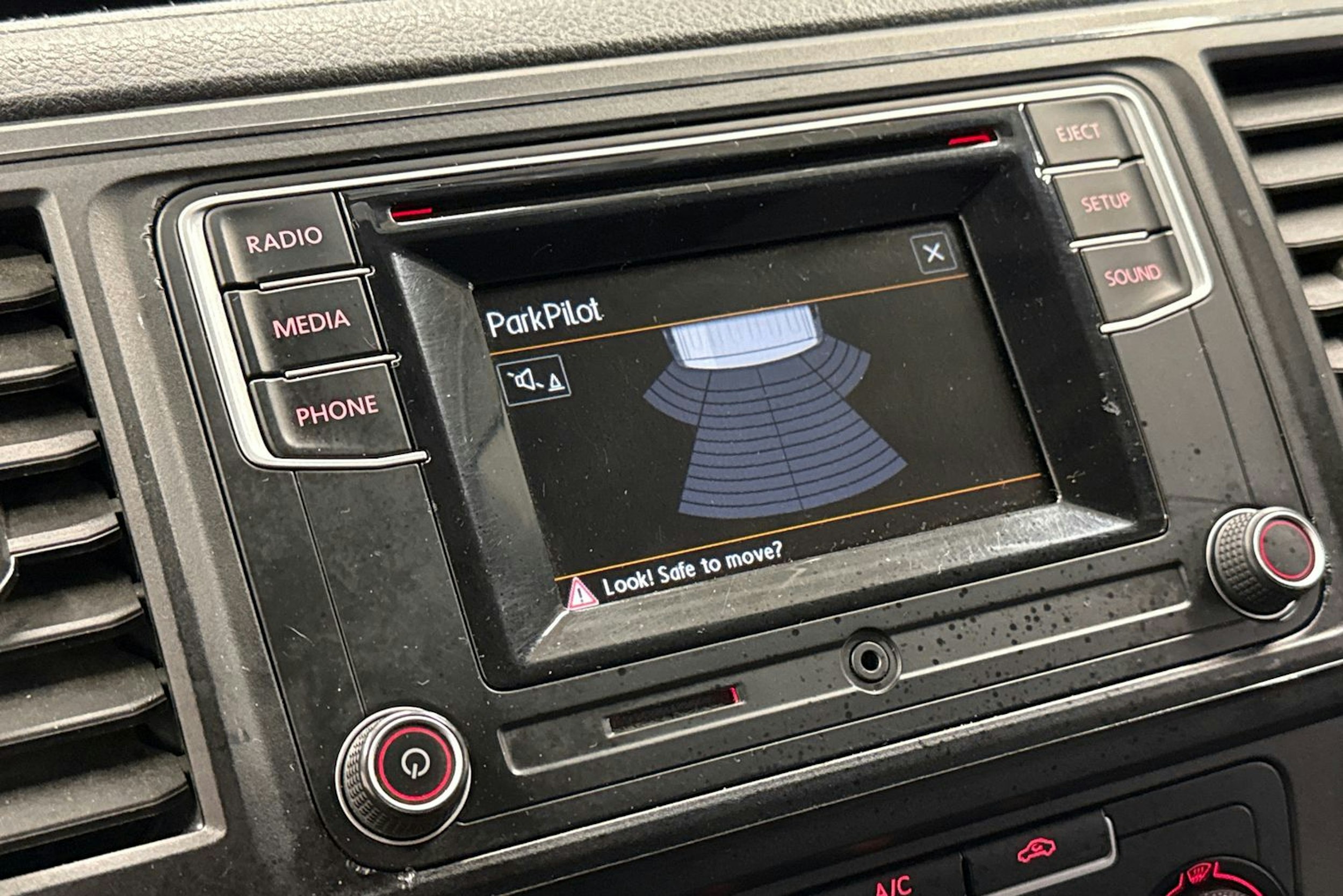 valkoinen Volkswagen Transporter 2018 kuva 26.