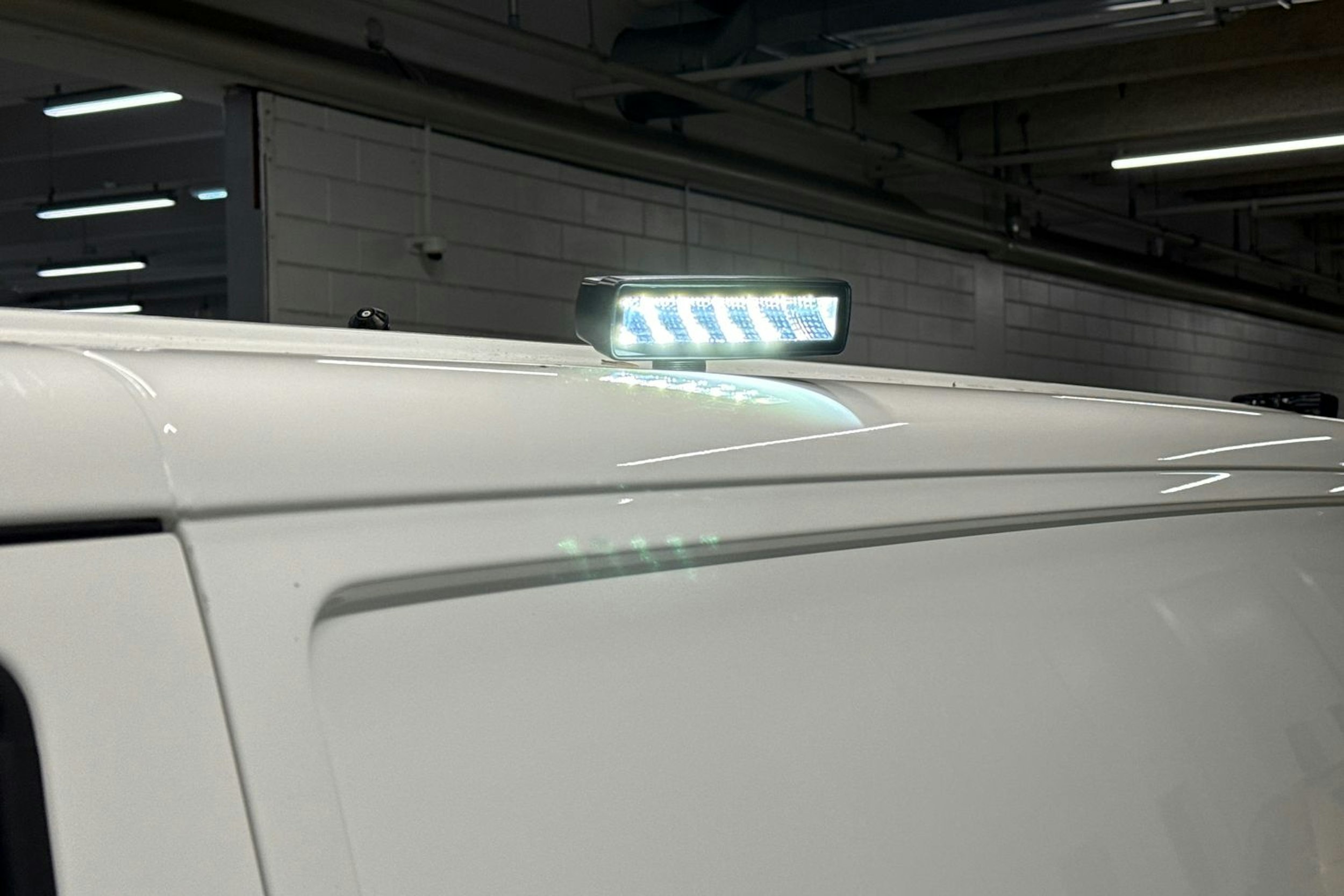 valkoinen Volkswagen Transporter 2018 kuva 27.