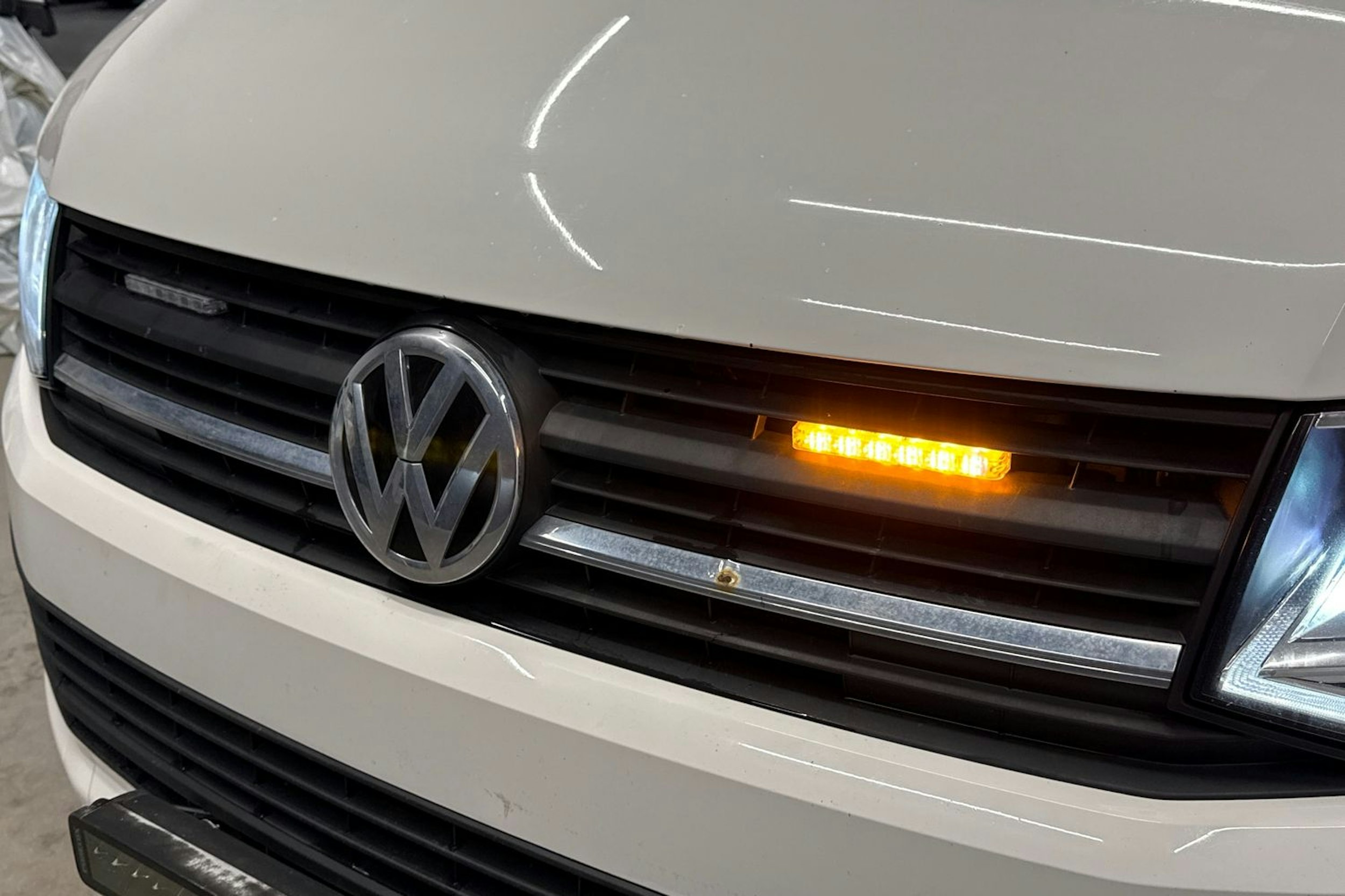 valkoinen Volkswagen Transporter 2018 kuva 30.