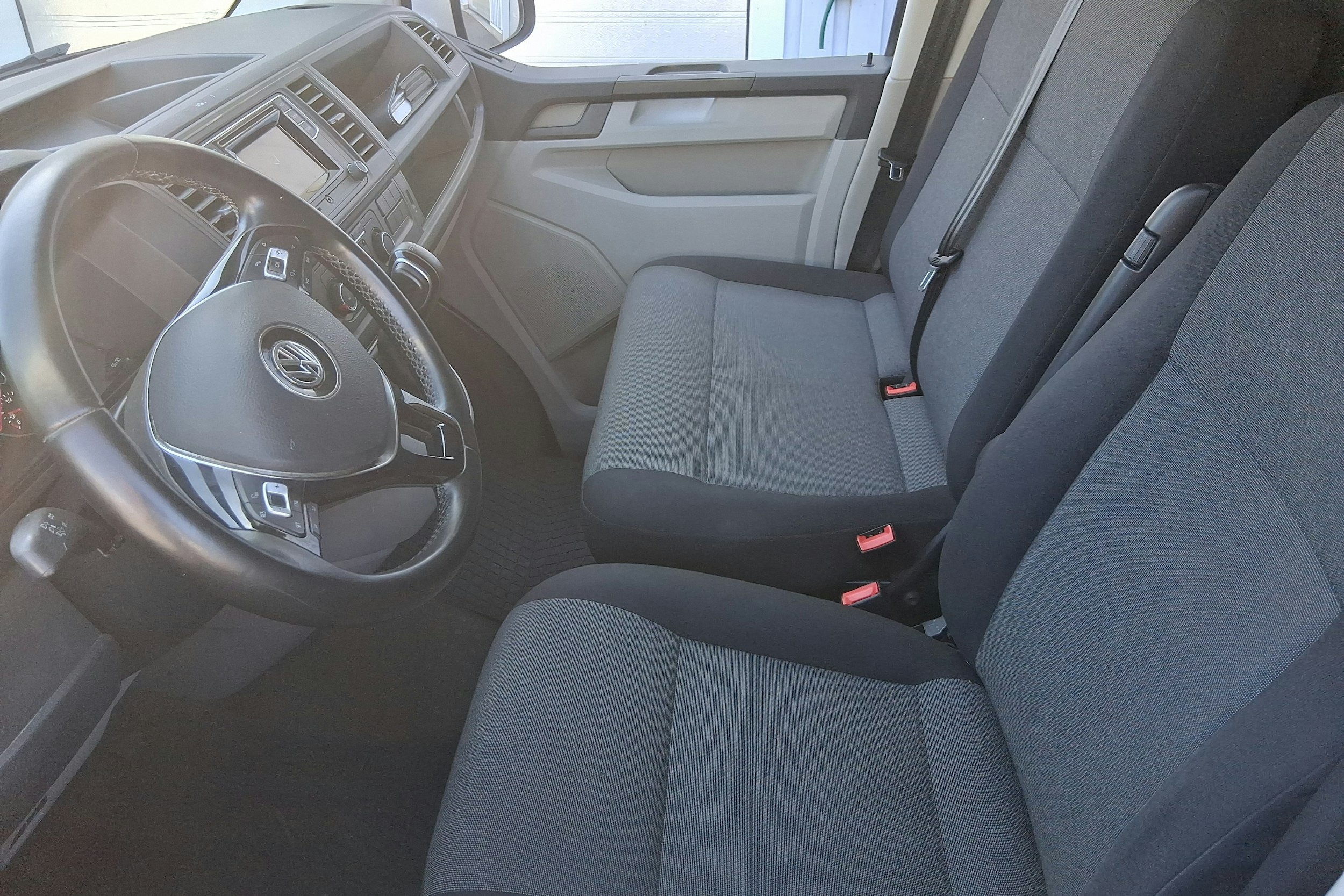 valkoinen Volkswagen Transporter 2018 kuva 6.