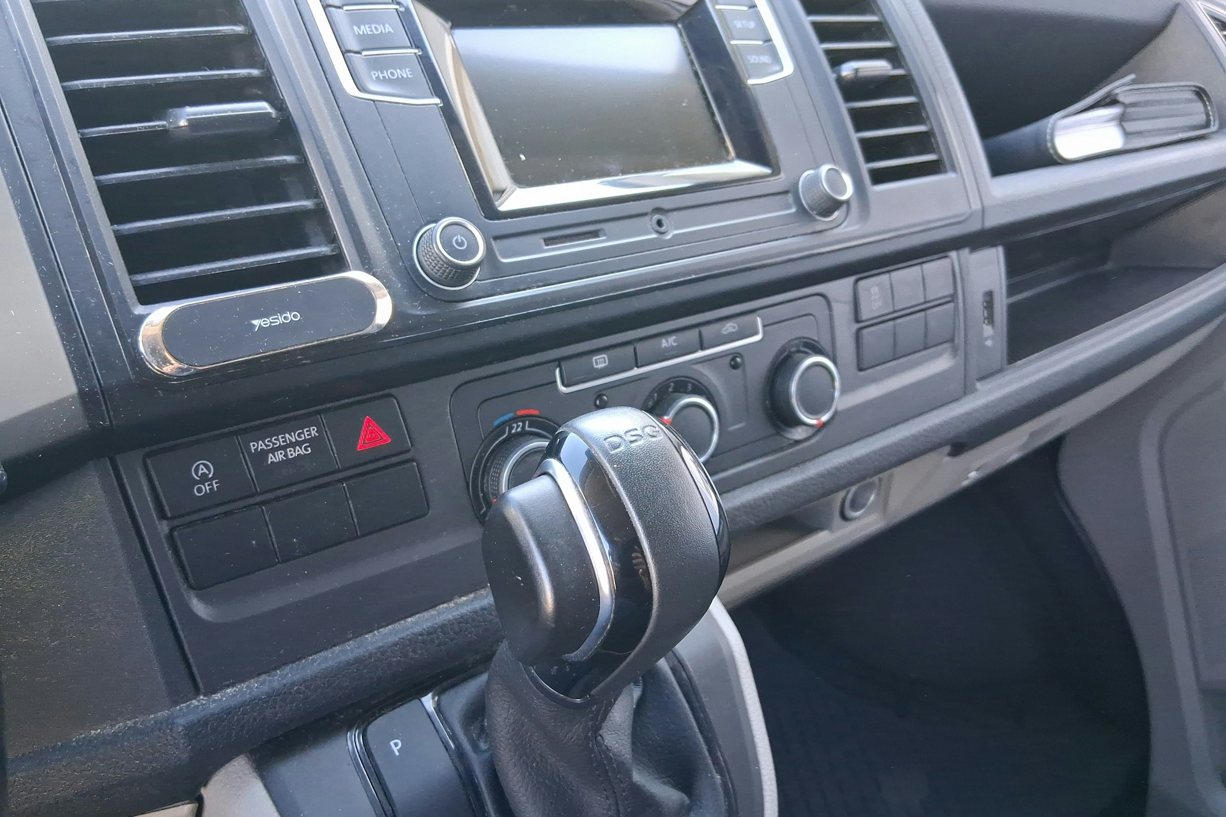 valkoinen Volkswagen Transporter 2018 kuva 13.