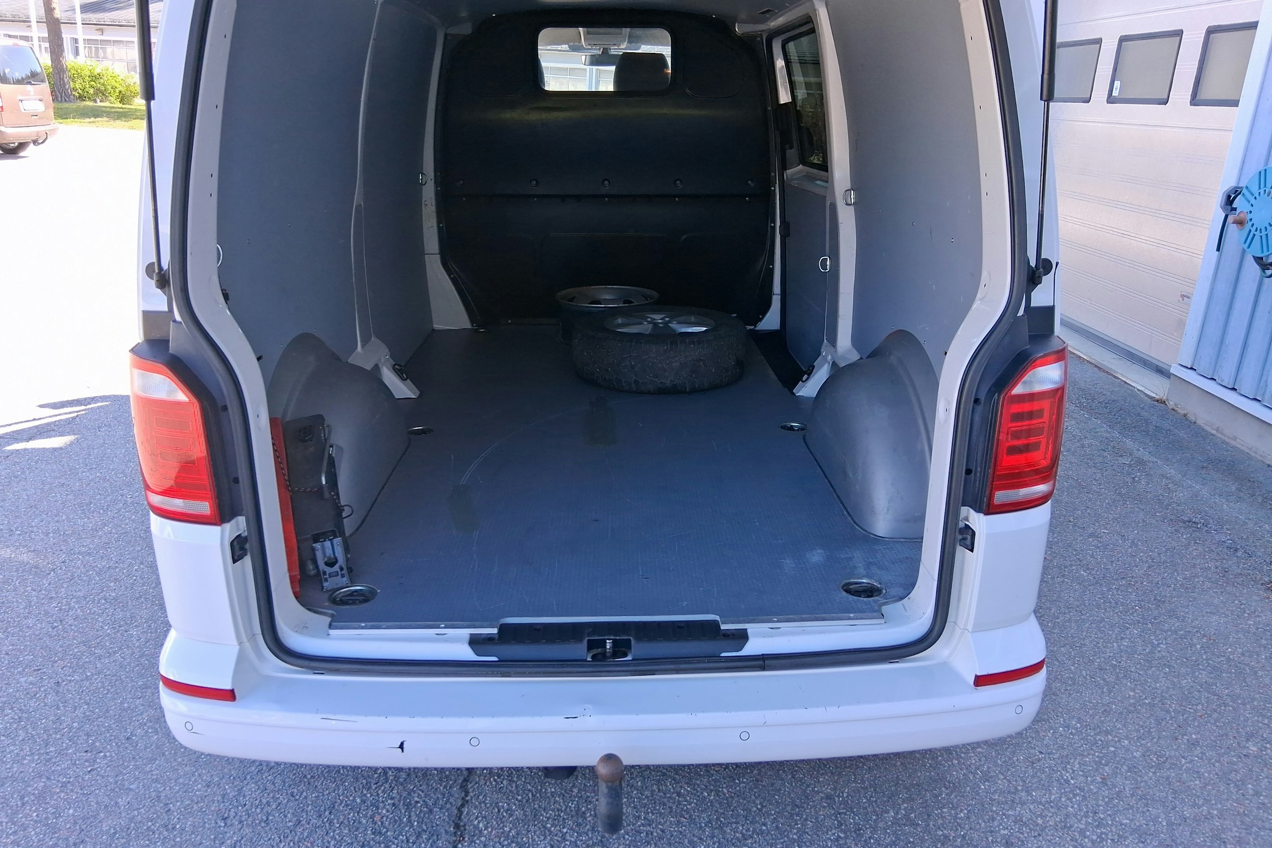 valkoinen Volkswagen Transporter 2018 kuva 14.