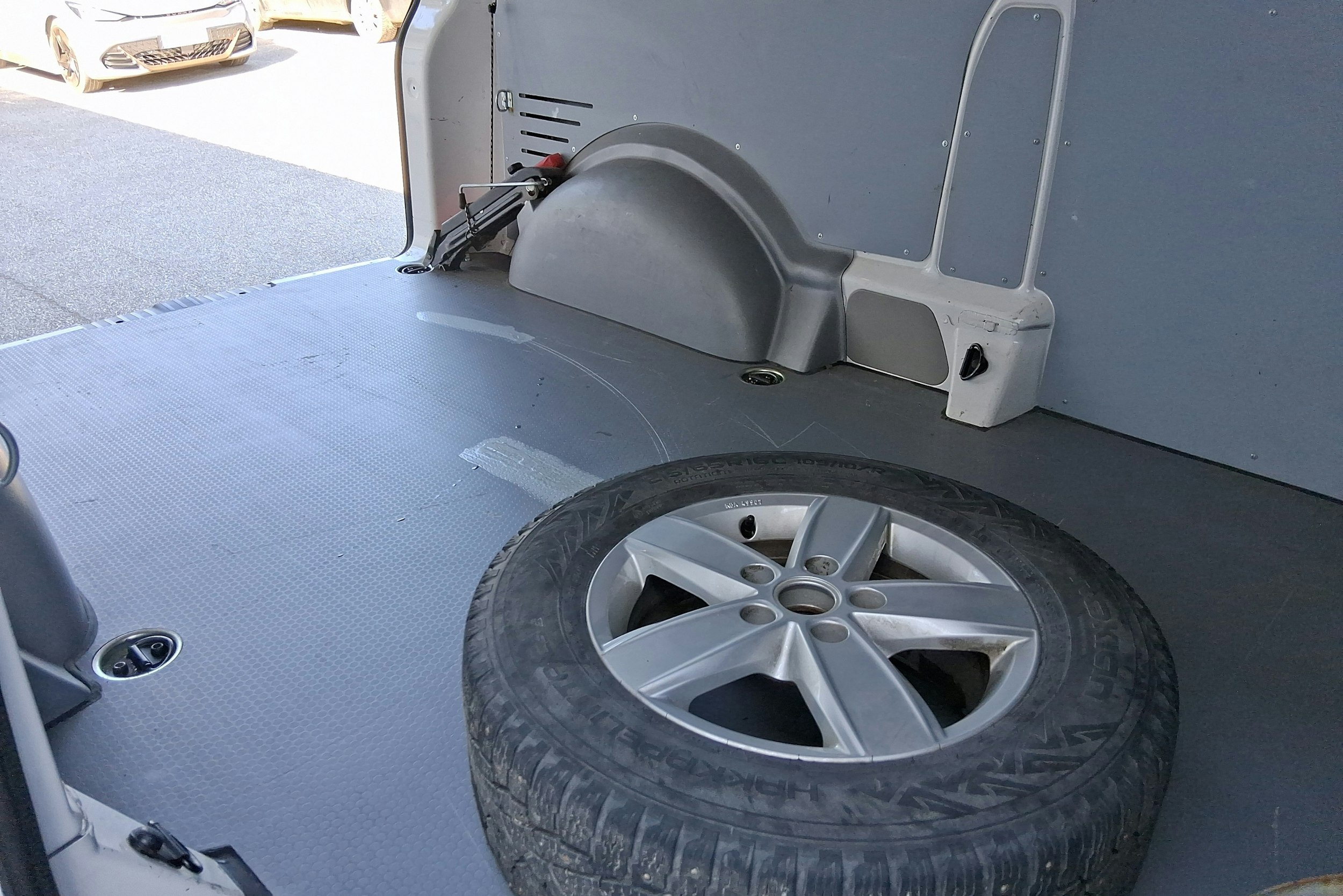valkoinen Volkswagen Transporter 2018 kuva 16.