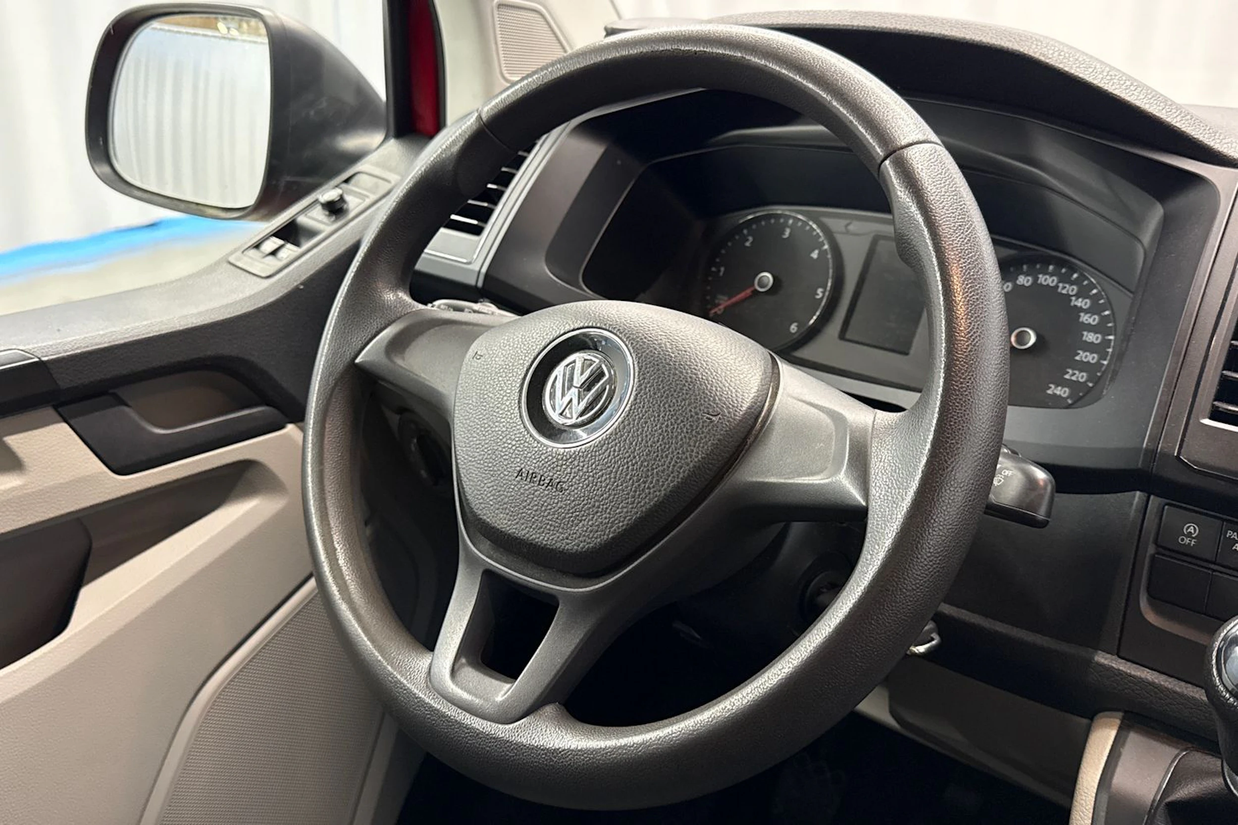 punainen Volkswagen Transporter 2018 kuva 10.