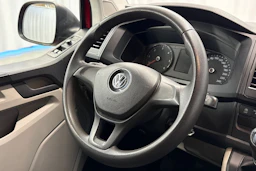 punainen Volkswagen Transporter 2018 kuva 10.