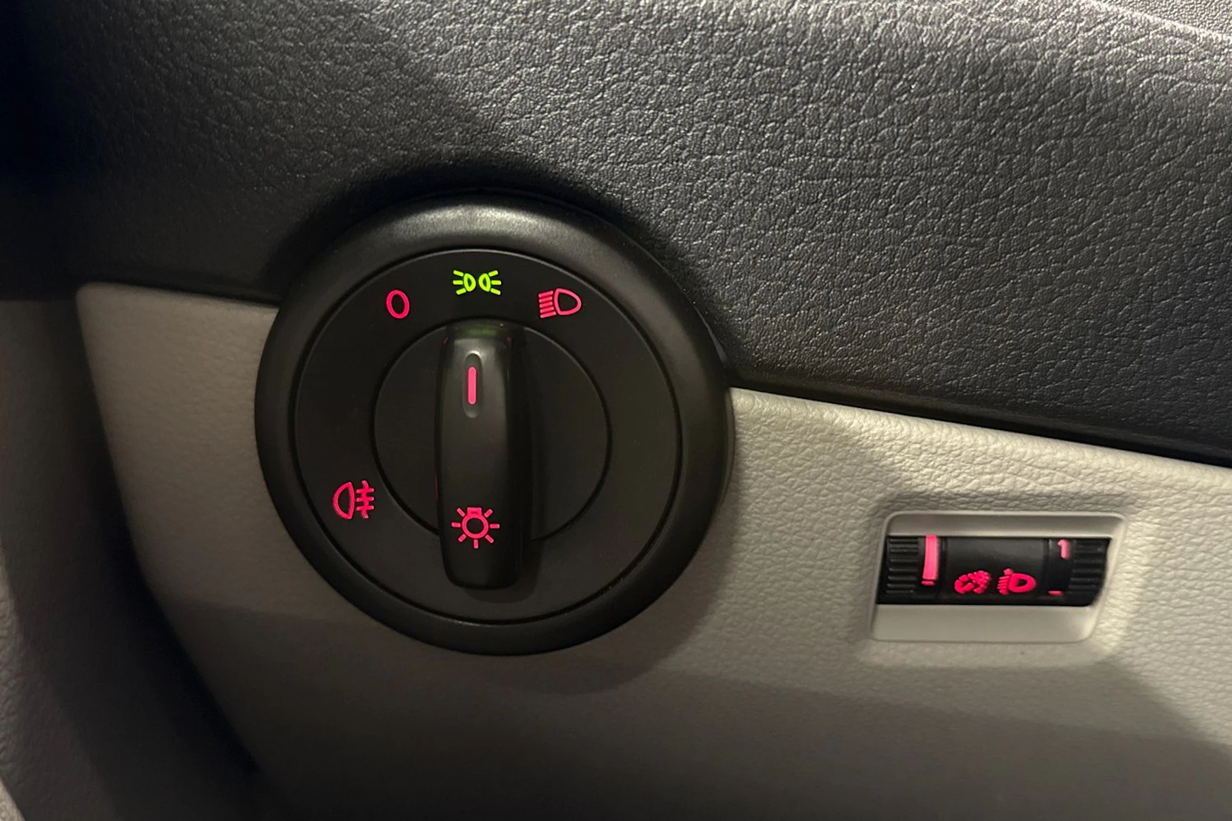 punainen Volkswagen Transporter 2018 kuva 13.