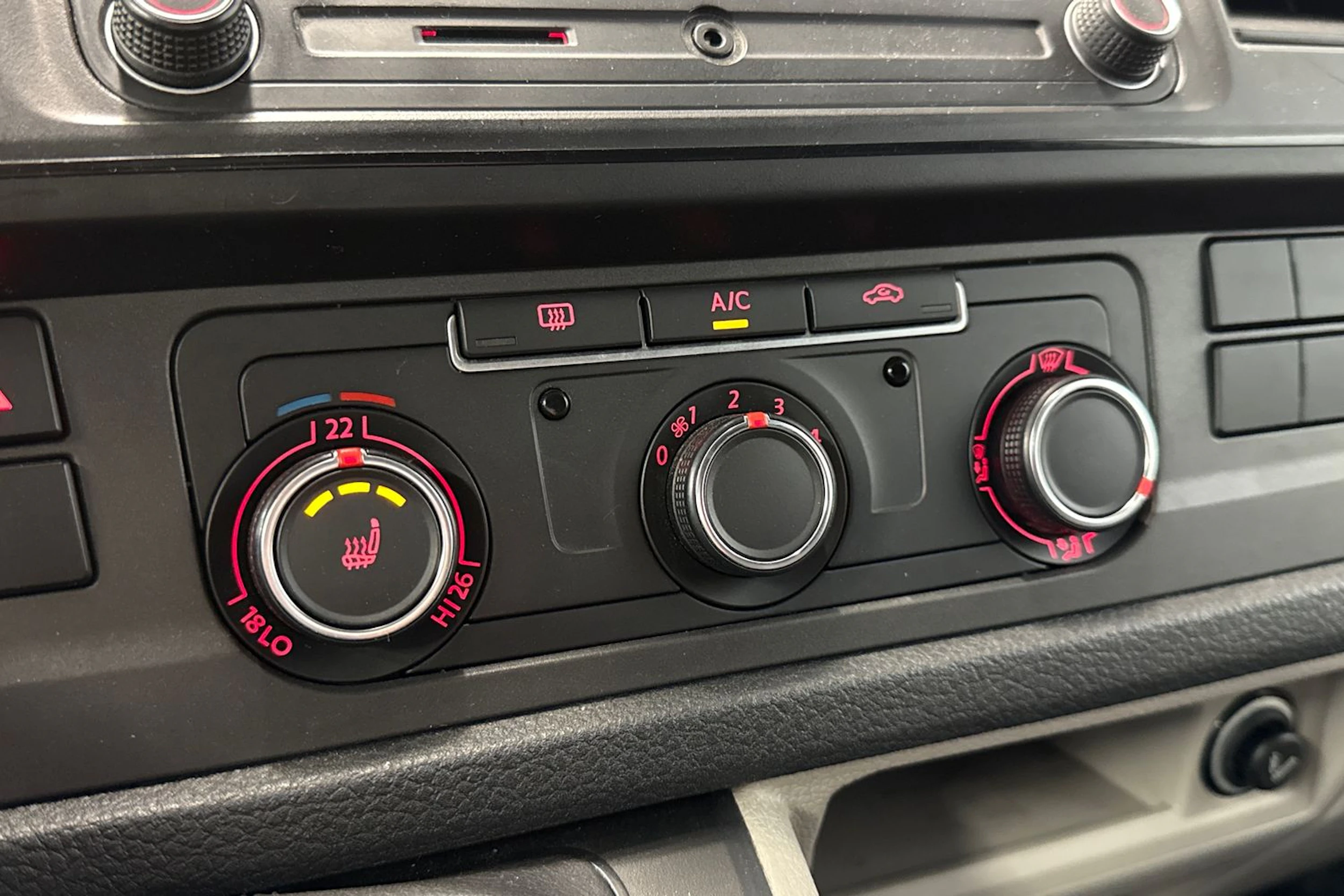 punainen Volkswagen Transporter 2018 kuva 16.
