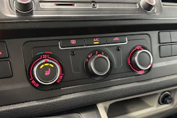 punainen Volkswagen Transporter 2018 kuva 16.
