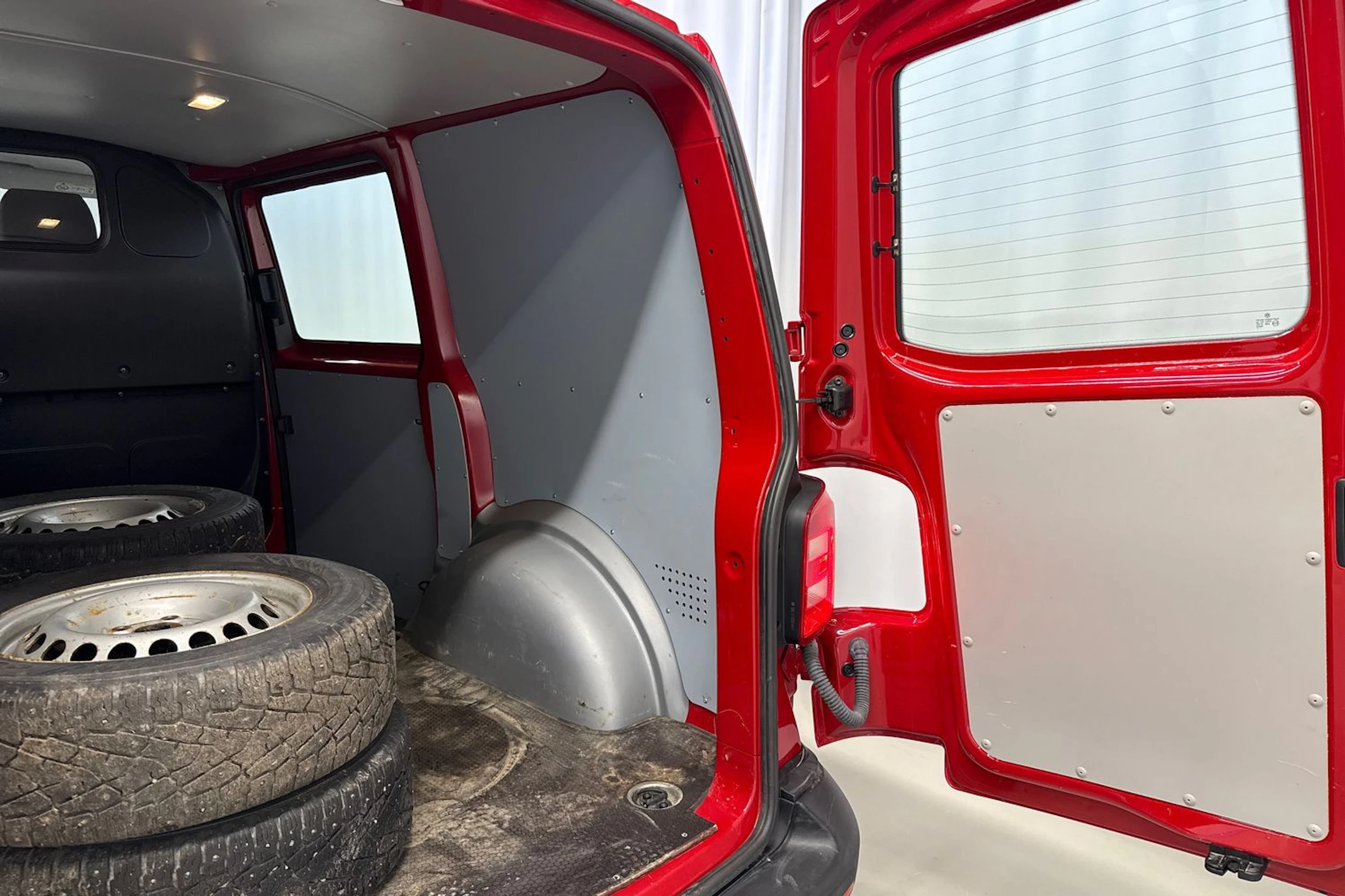 punainen Volkswagen Transporter 2018 kuva 18.