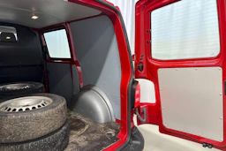 punainen Volkswagen Transporter 2018 kuva 18.