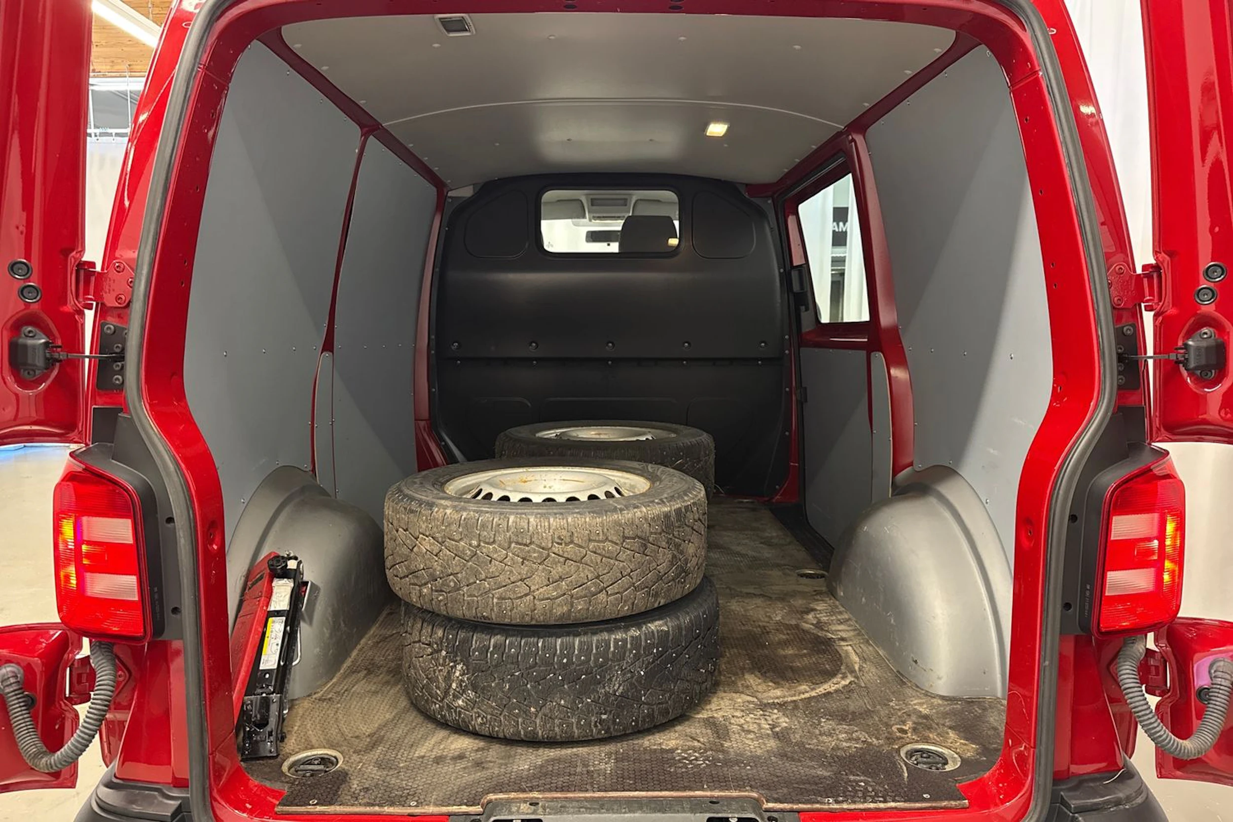 punainen Volkswagen Transporter 2018 kuva 19.