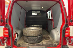 punainen Volkswagen Transporter 2018 kuva 19.