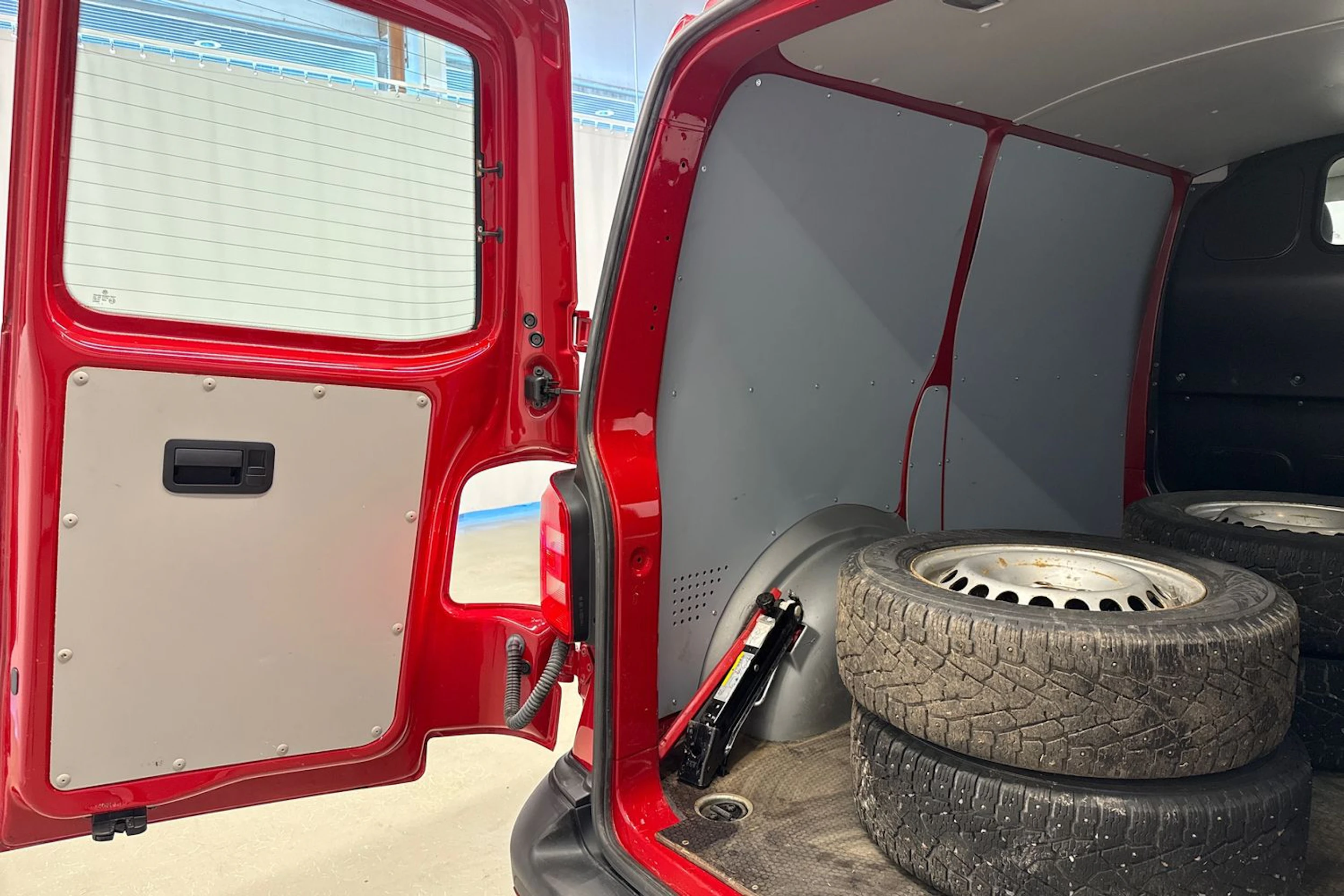 punainen Volkswagen Transporter 2018 kuva 20.