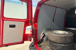 punainen Volkswagen Transporter 2018 kuva 20.