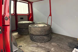 punainen Volkswagen Transporter 2018 kuva 21.