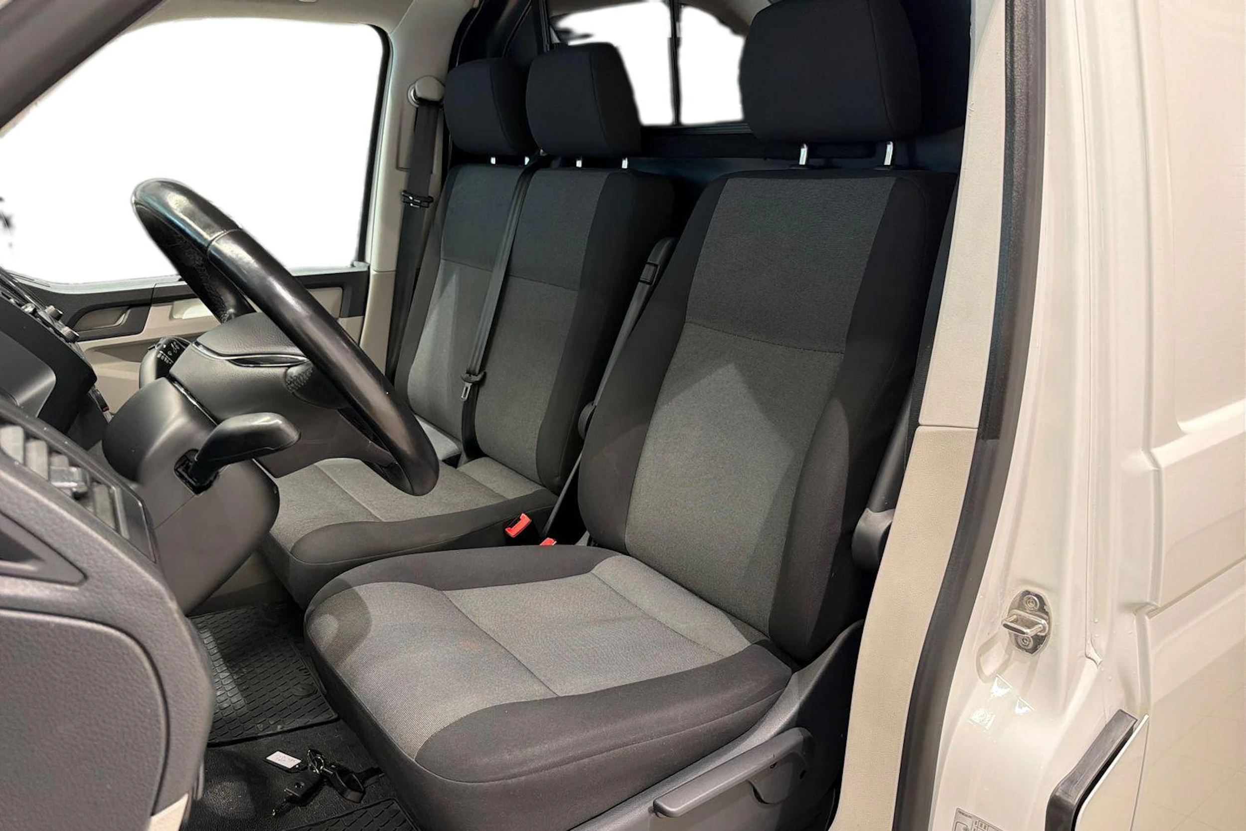 Valkoinen Volkswagen TRANSPORTER 2018 kuva 11.