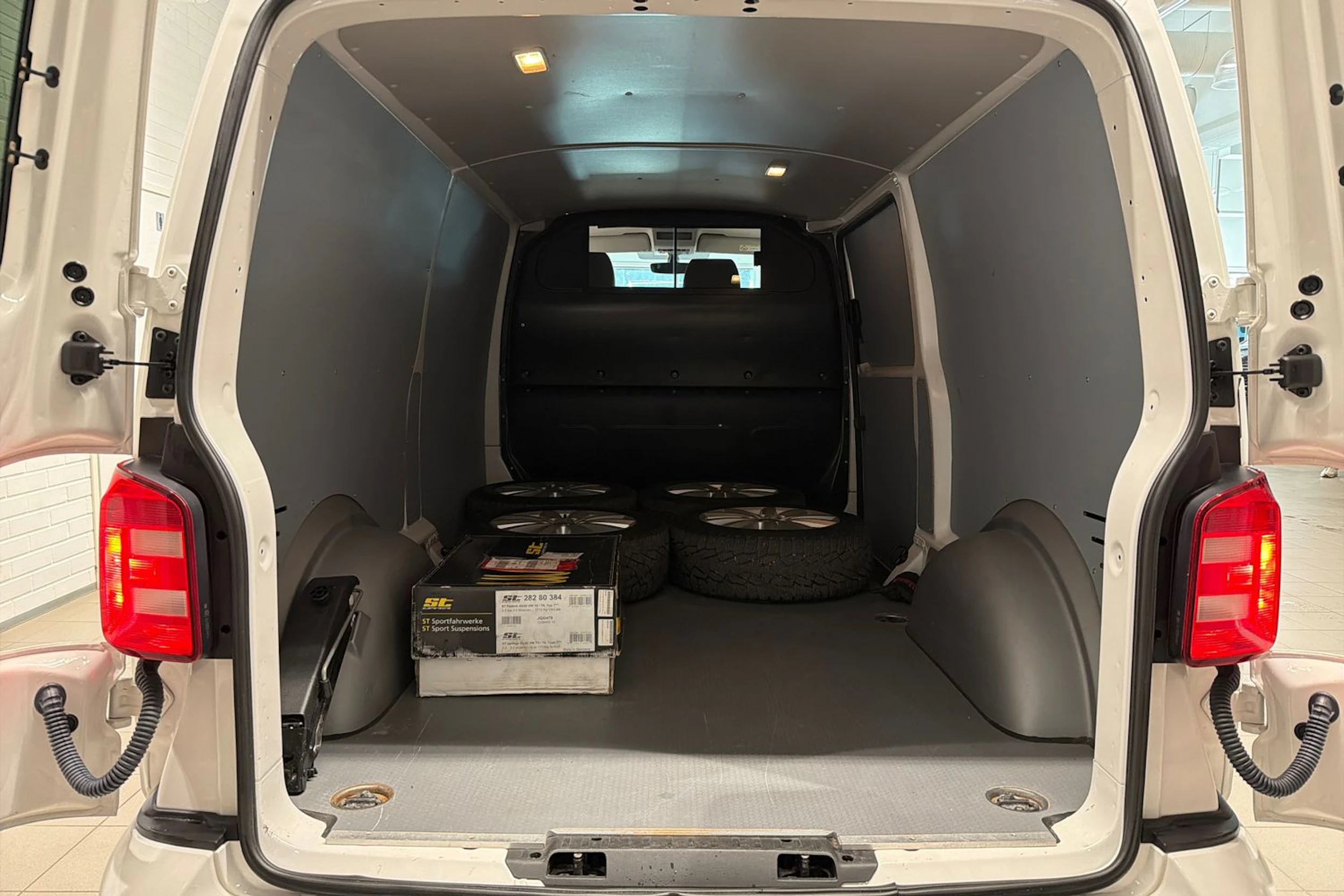 Valkoinen Volkswagen TRANSPORTER 2018 kuva 21.