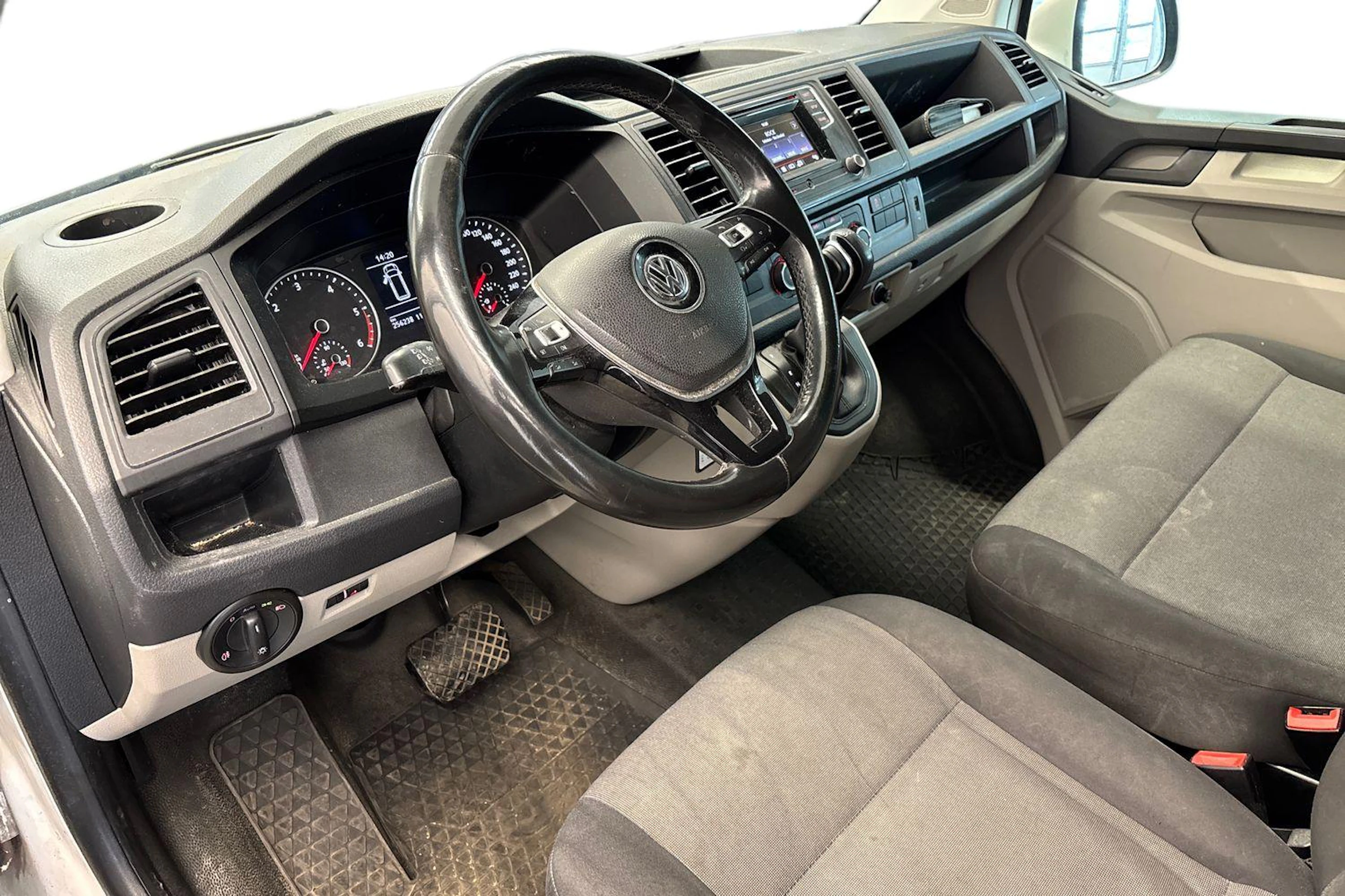 valkoinen Volkswagen Transporter 2018 kuva 3.