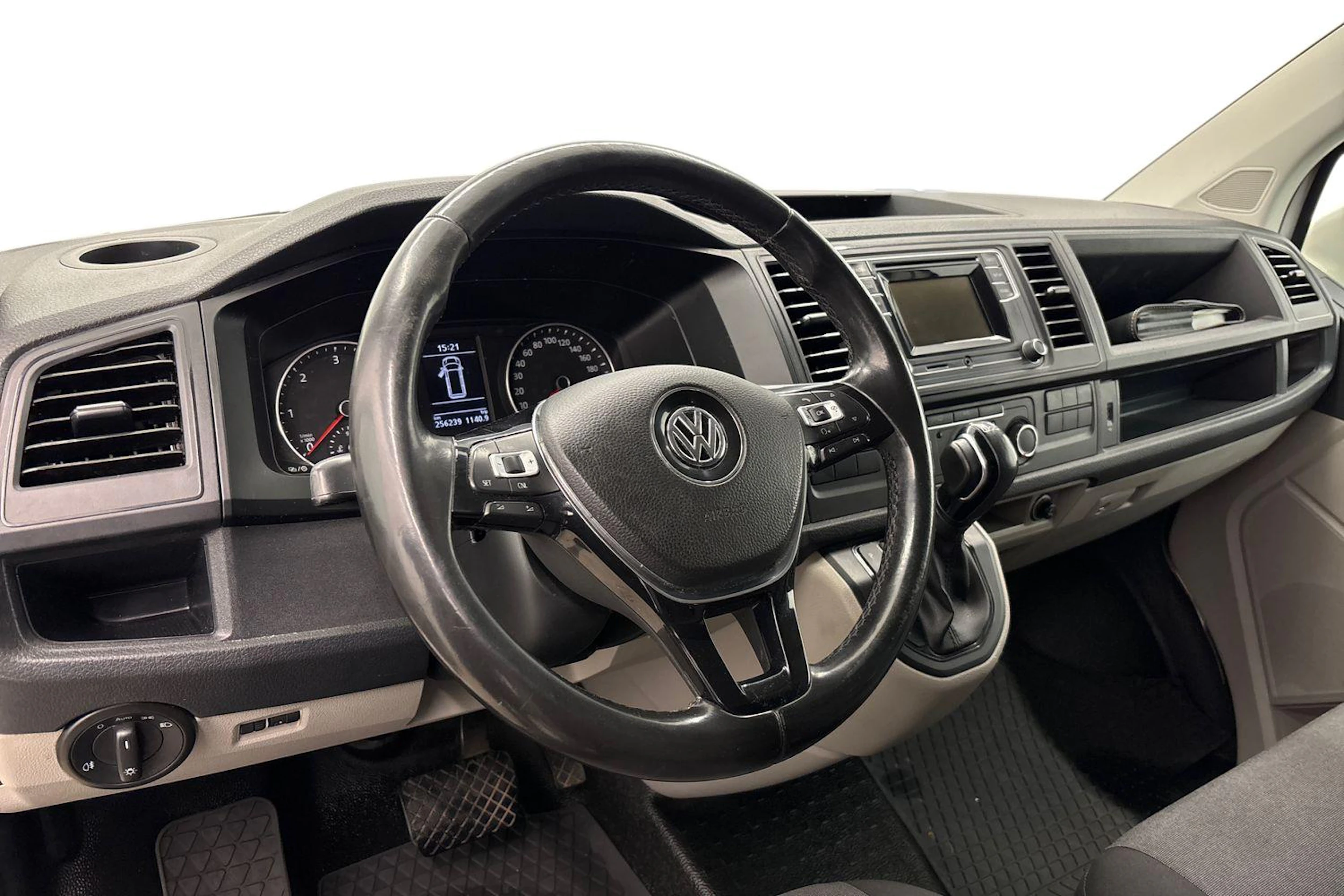 valkoinen Volkswagen Transporter 2018 kuva 9.