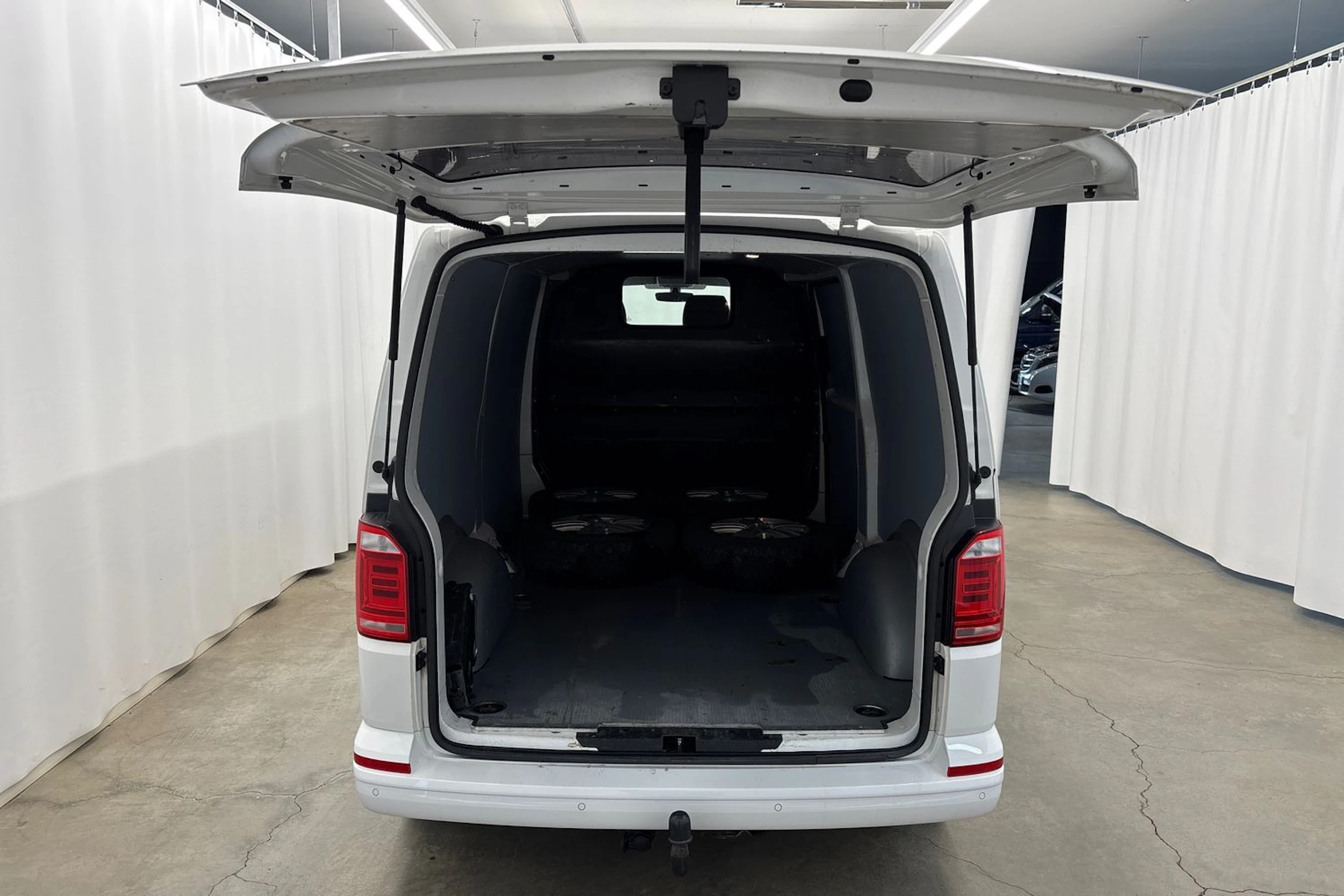 valkoinen Volkswagen Transporter 2018 kuva 16.
