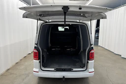 valkoinen Volkswagen Transporter 2018 kuva 16.