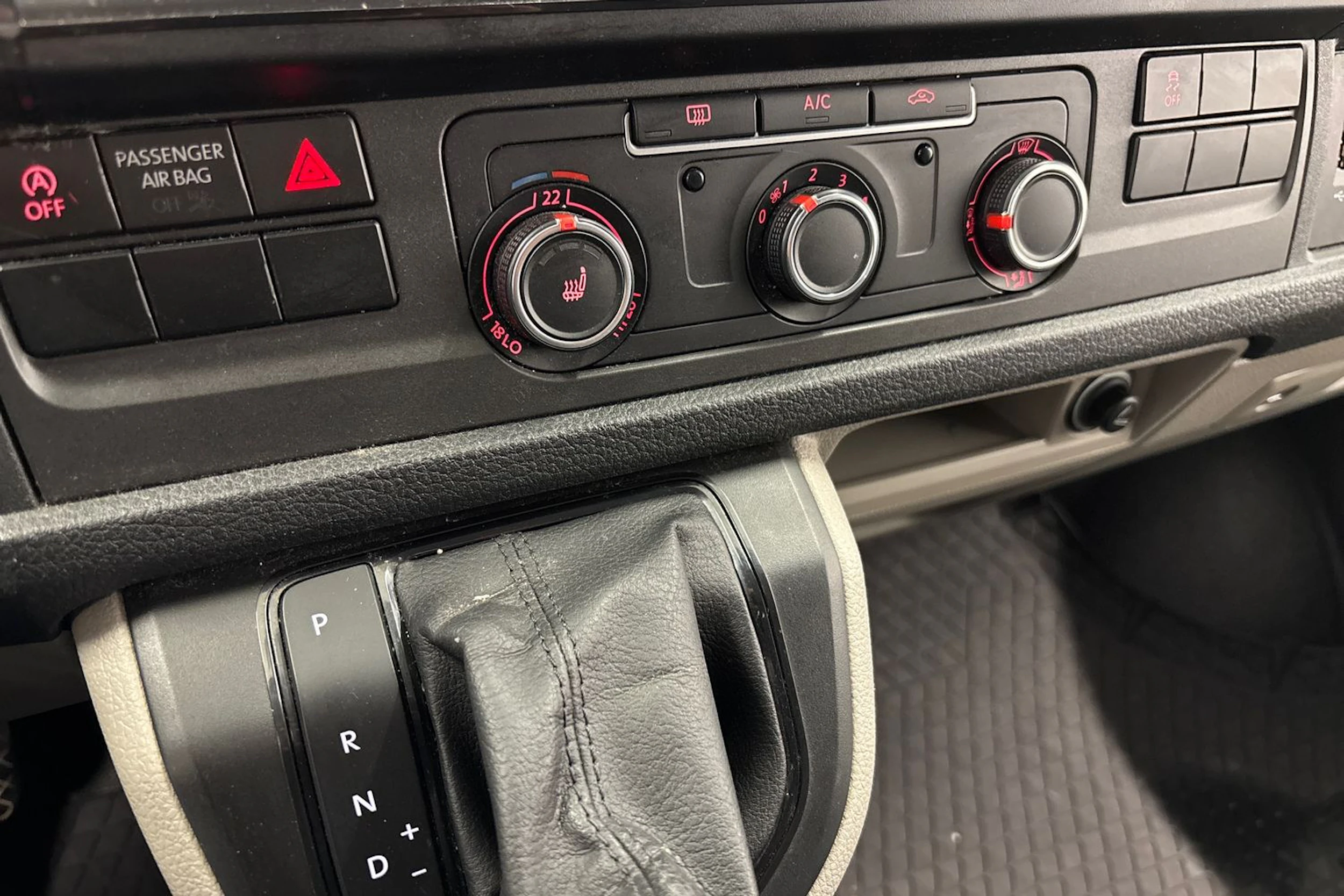 valkoinen Volkswagen Transporter 2018 kuva 22.