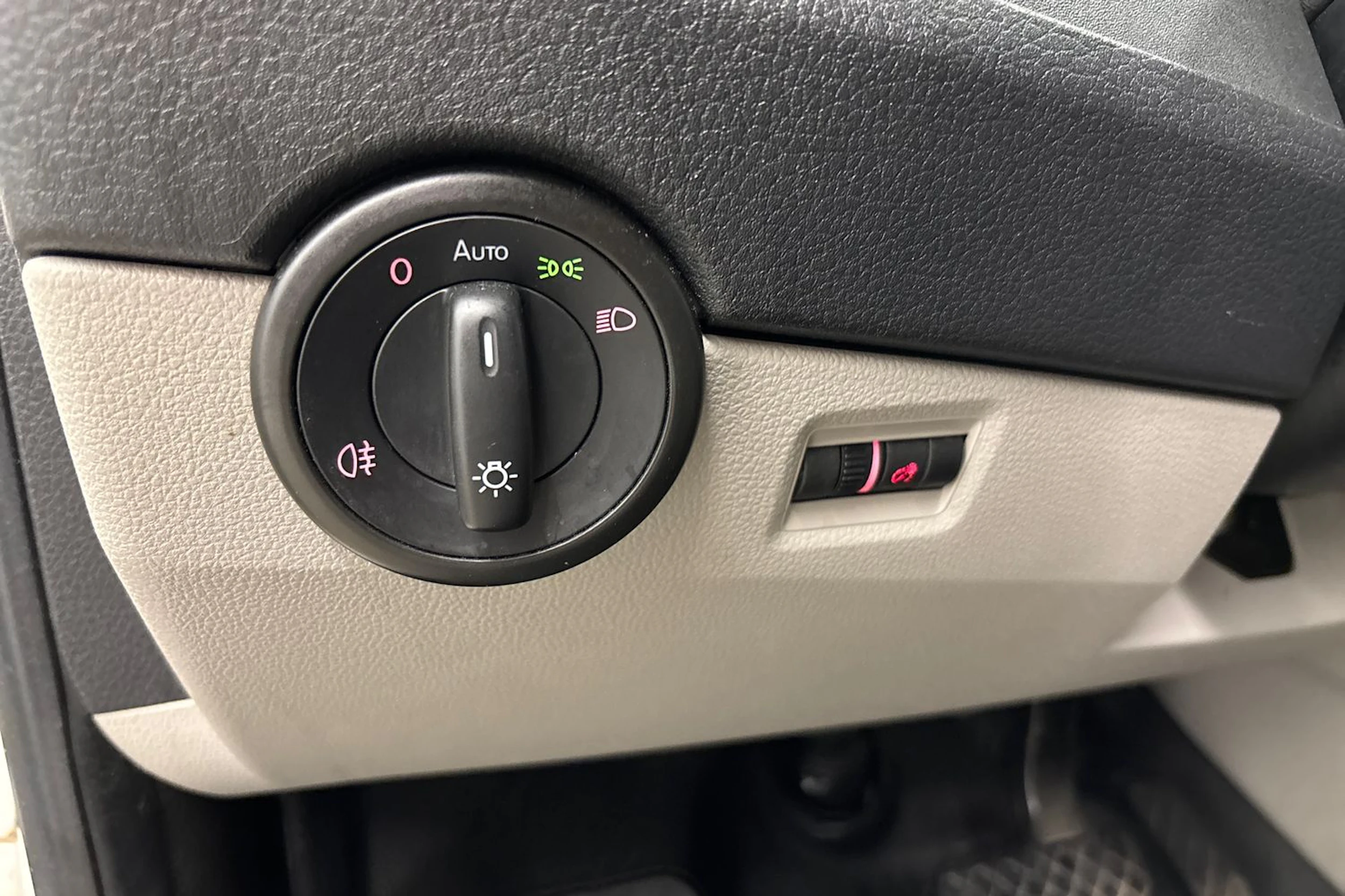 valkoinen Volkswagen Transporter 2018 kuva 27.
